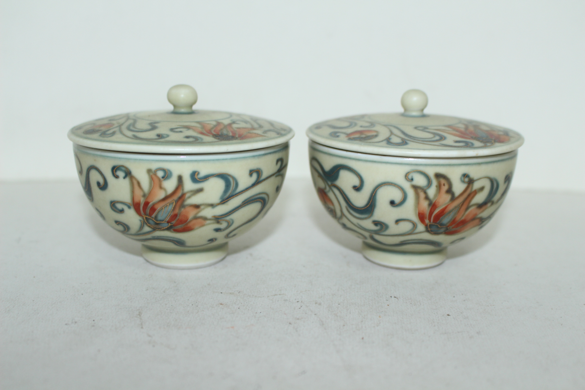 연대가좋은 백자진사금채화문 두껑있는잔 2점