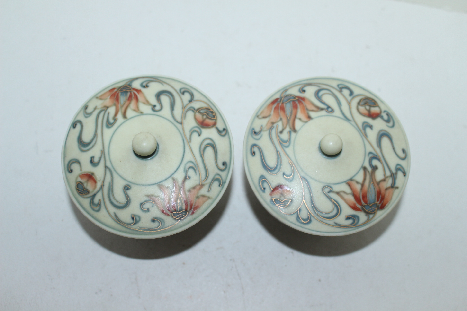 연대가좋은 백자진사금채화문 두껑있는잔 2점