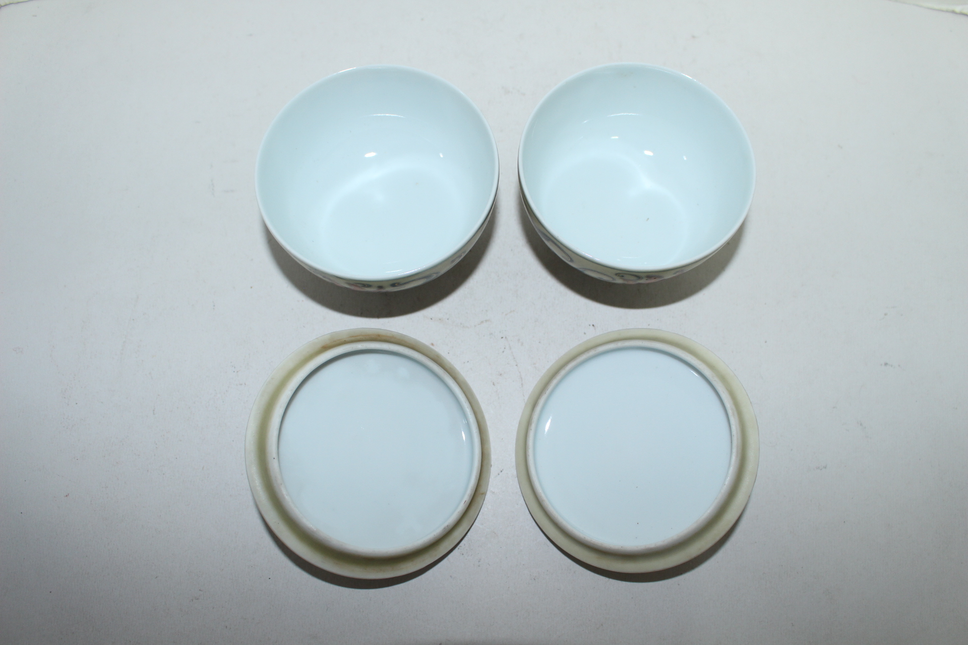 연대가좋은 백자진사금채화문 두껑있는잔 2점