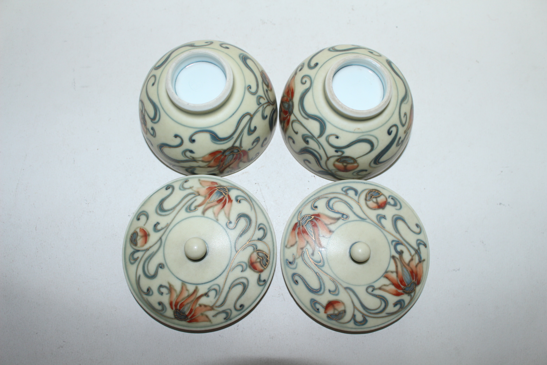 연대가좋은 백자진사금채화문 두껑있는잔 2점