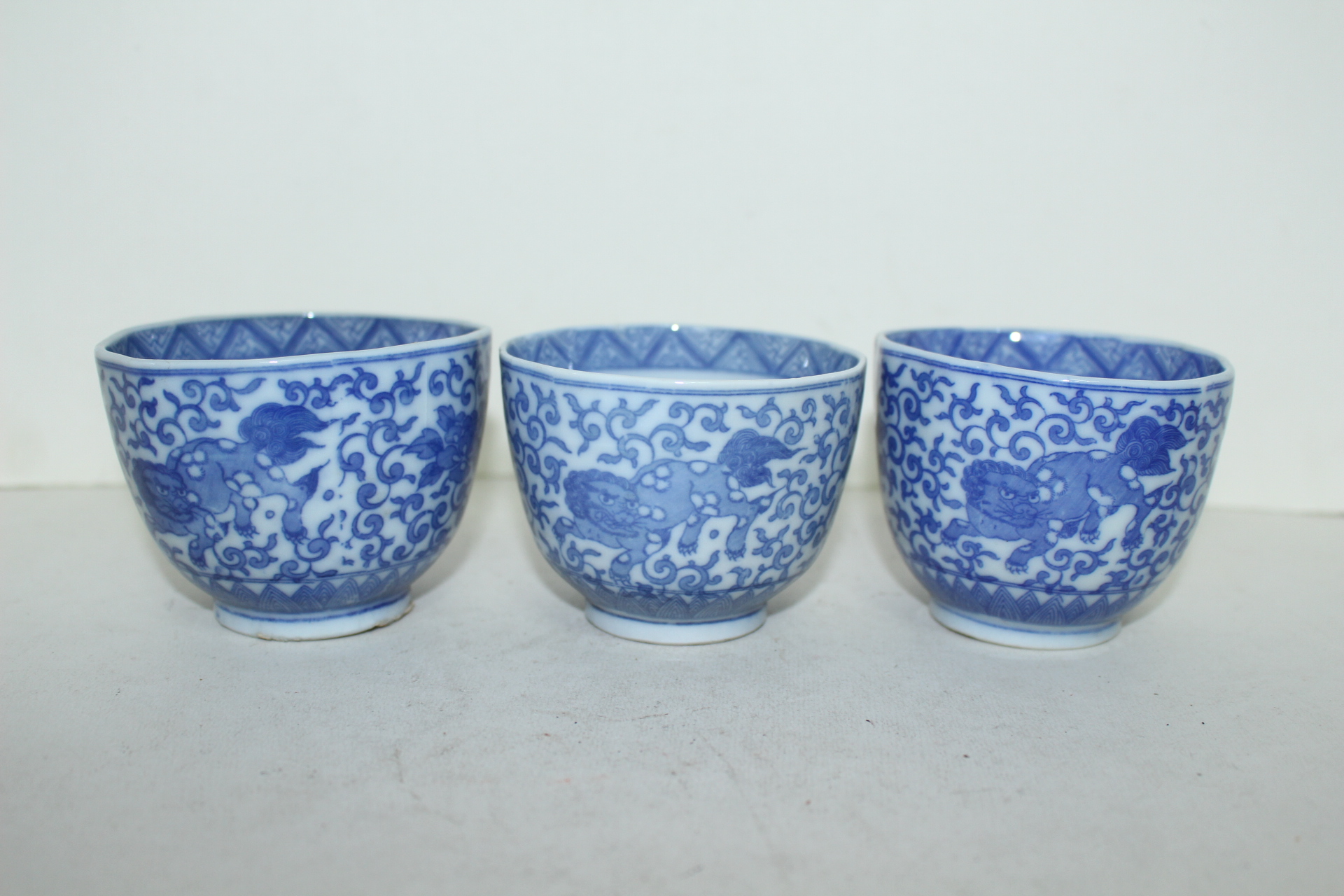 연대가좋은 부귀장춘명 청화백자 해태용 화형잔 3점