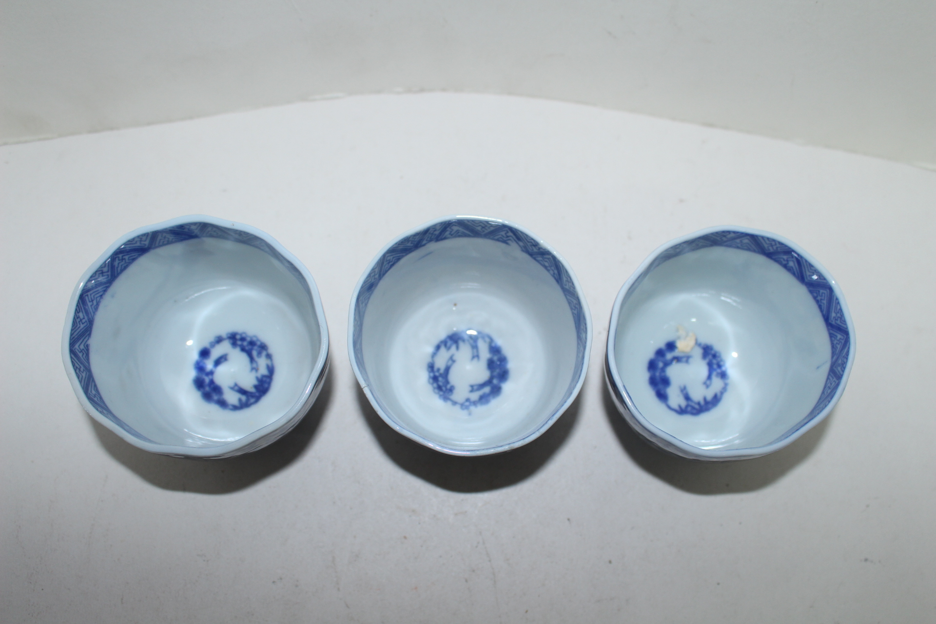 연대가좋은 부귀장춘명 청화백자 해태용 화형잔 3점