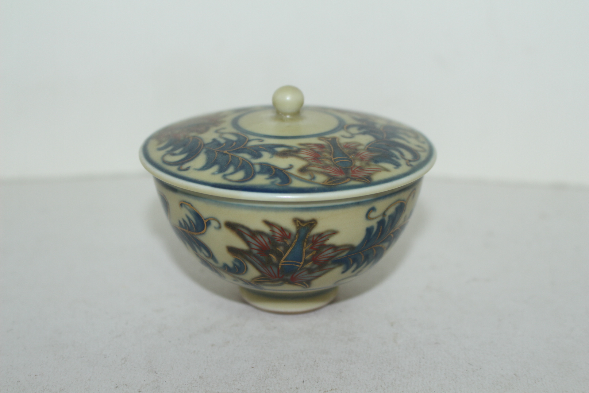 연대가좋은 청화백자금채진사화문 두껑있는잔