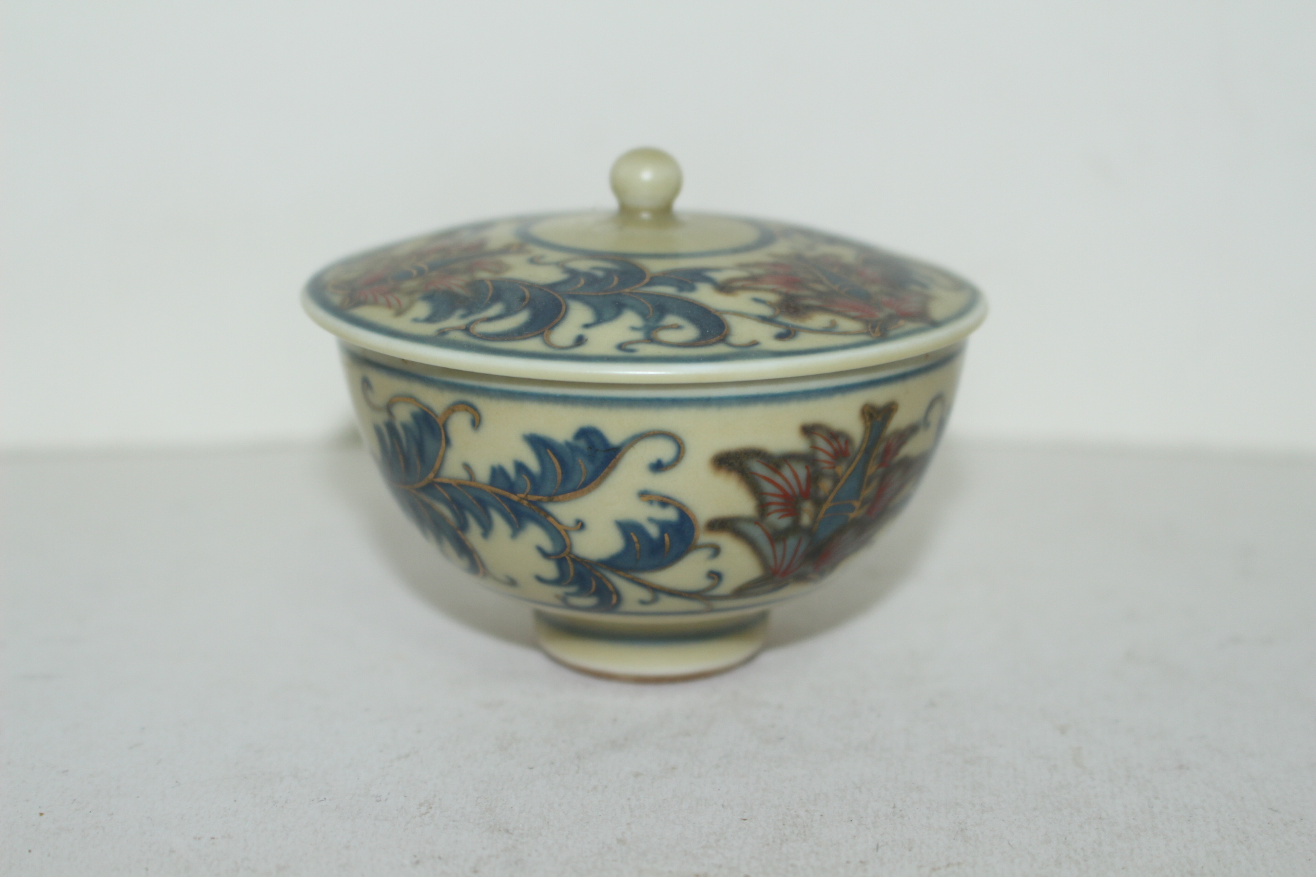 연대가좋은 청화백자금채진사화문 두껑있는잔