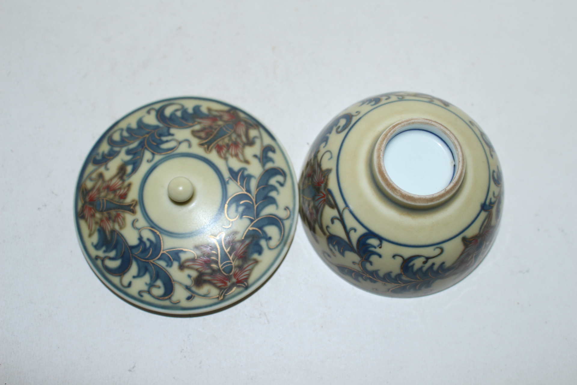 연대가좋은 청화백자금채진사화문 두껑있는잔