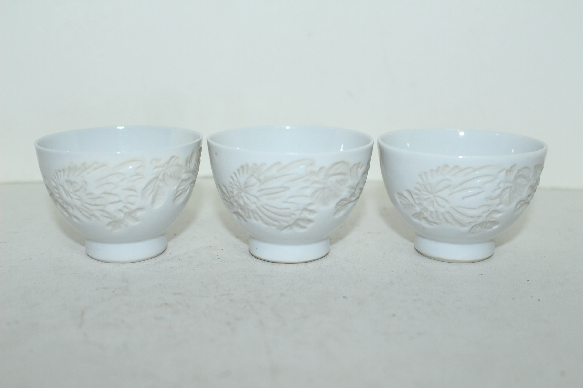 연대가좋은 순백자음각화문 잔 3점