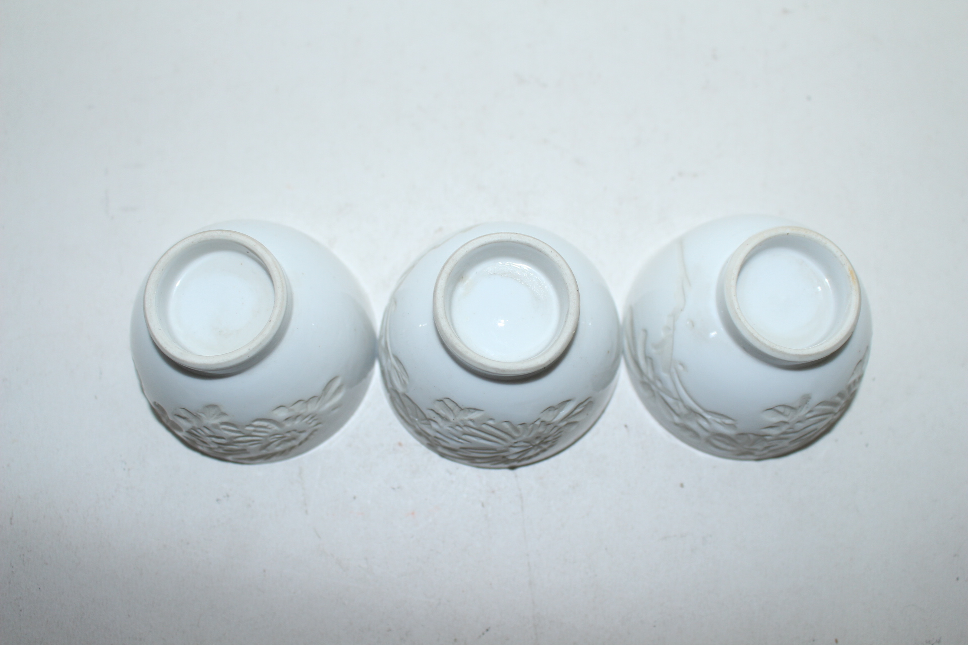 연대가좋은 순백자음각화문 잔 3점