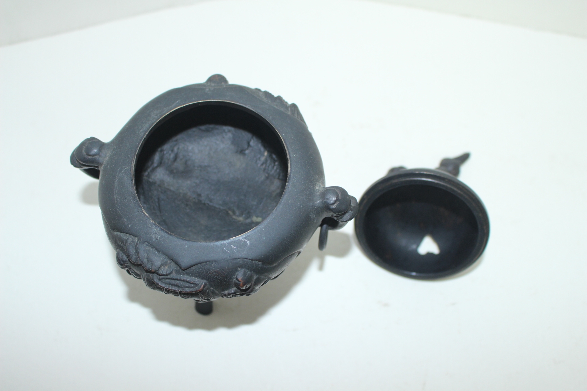 연대가좋은 청동으로된 해태용이귀삼족 향로