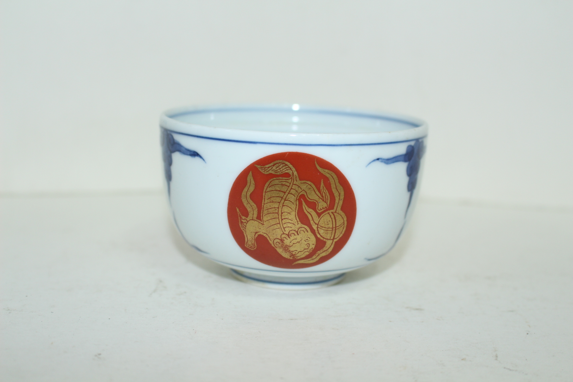 이마리 청화백자진사금채해태용문 완