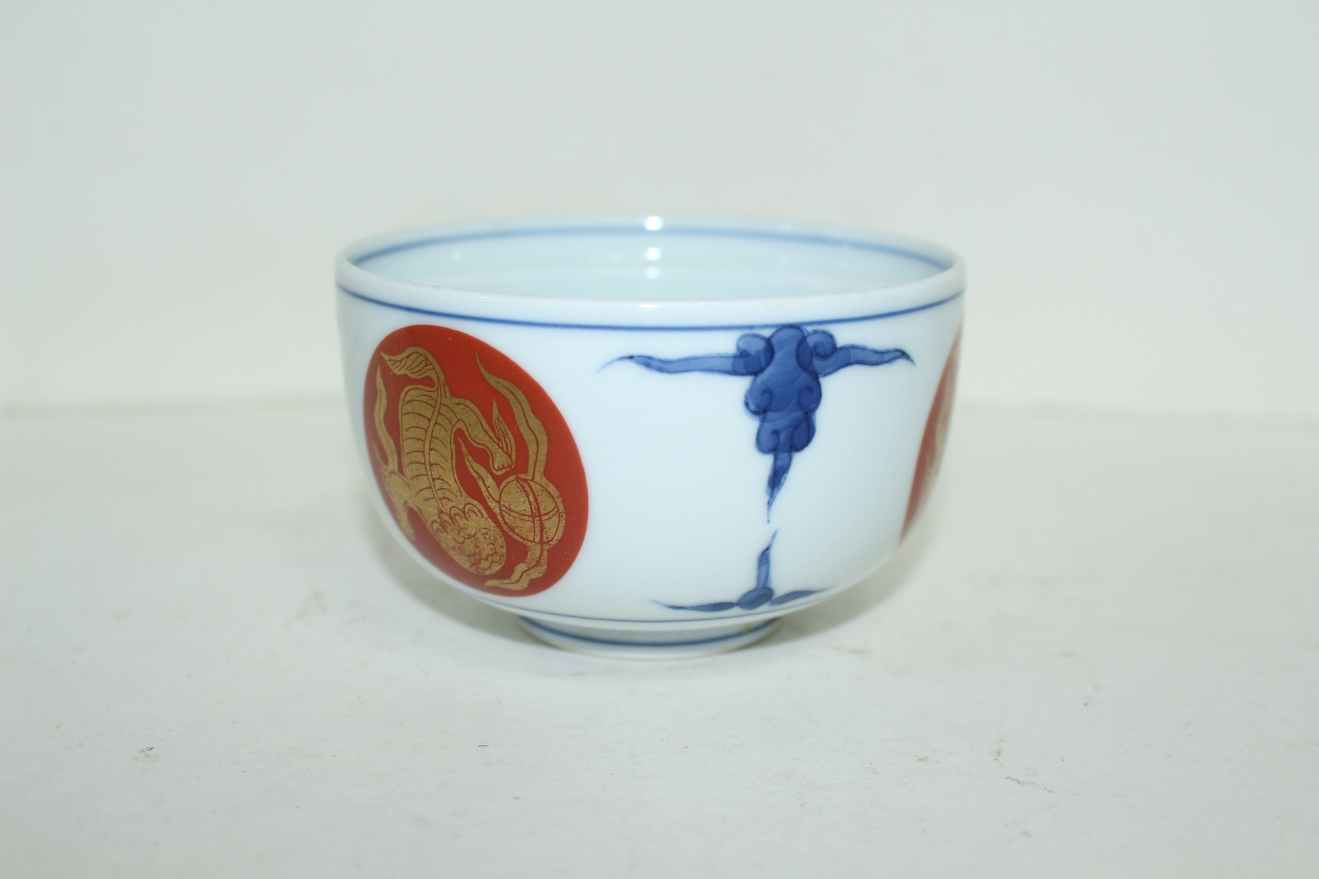 이마리 청화백자진사금채해태용문 완