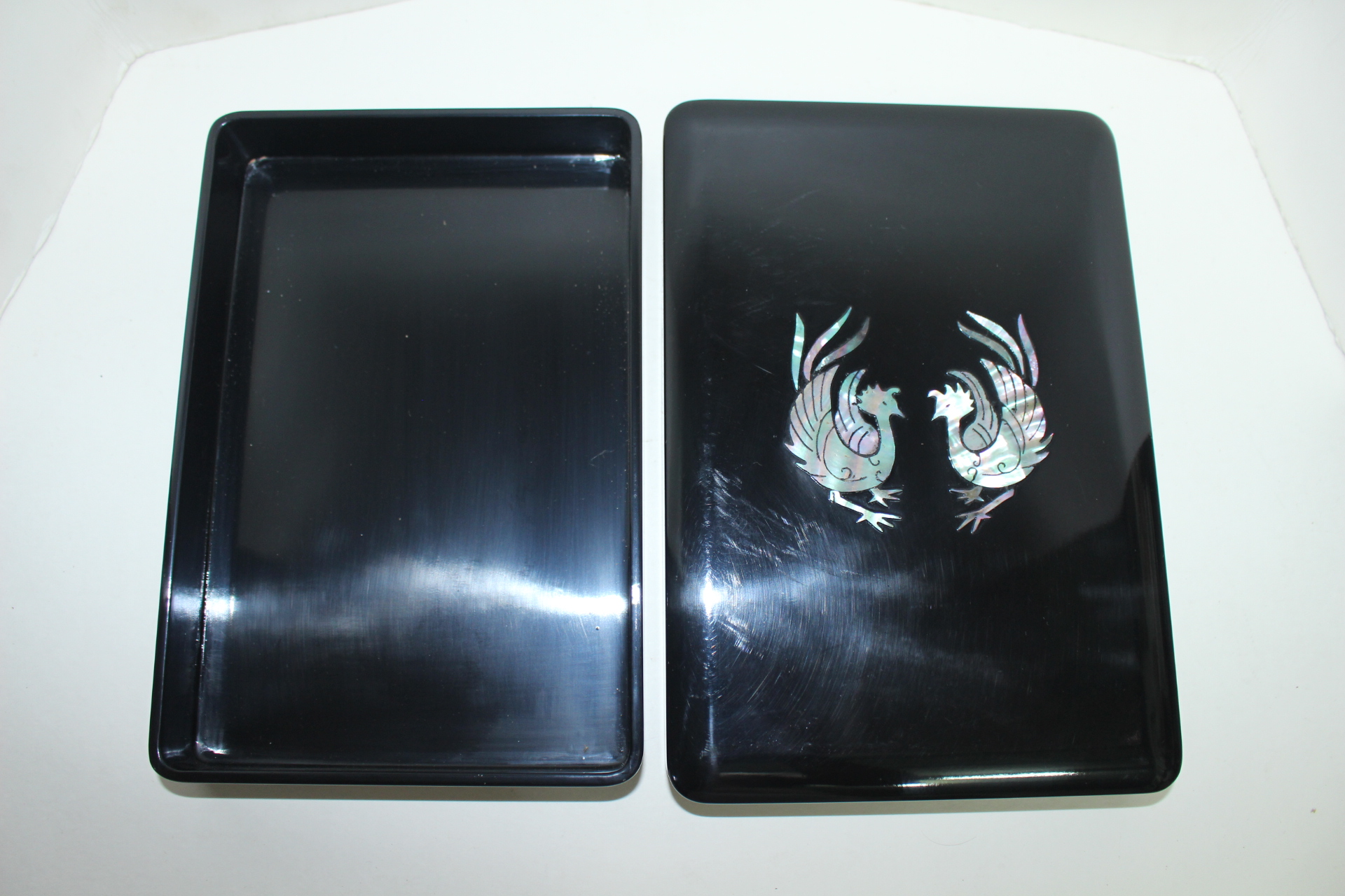 나무에 옷칠후 봉황이 자개로 장식된 함