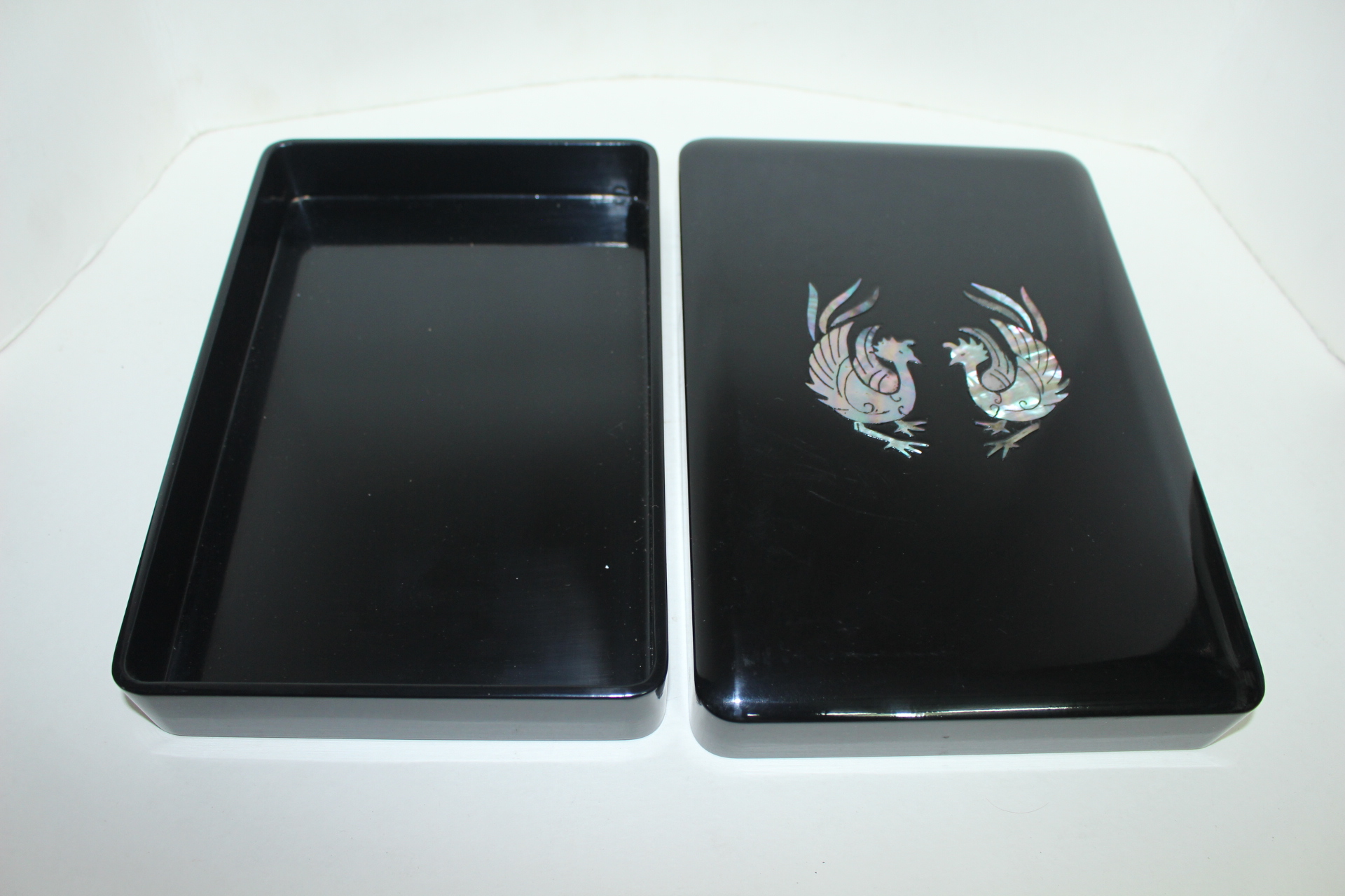 나무에 옷칠후 봉황이 자개로 장식된 함