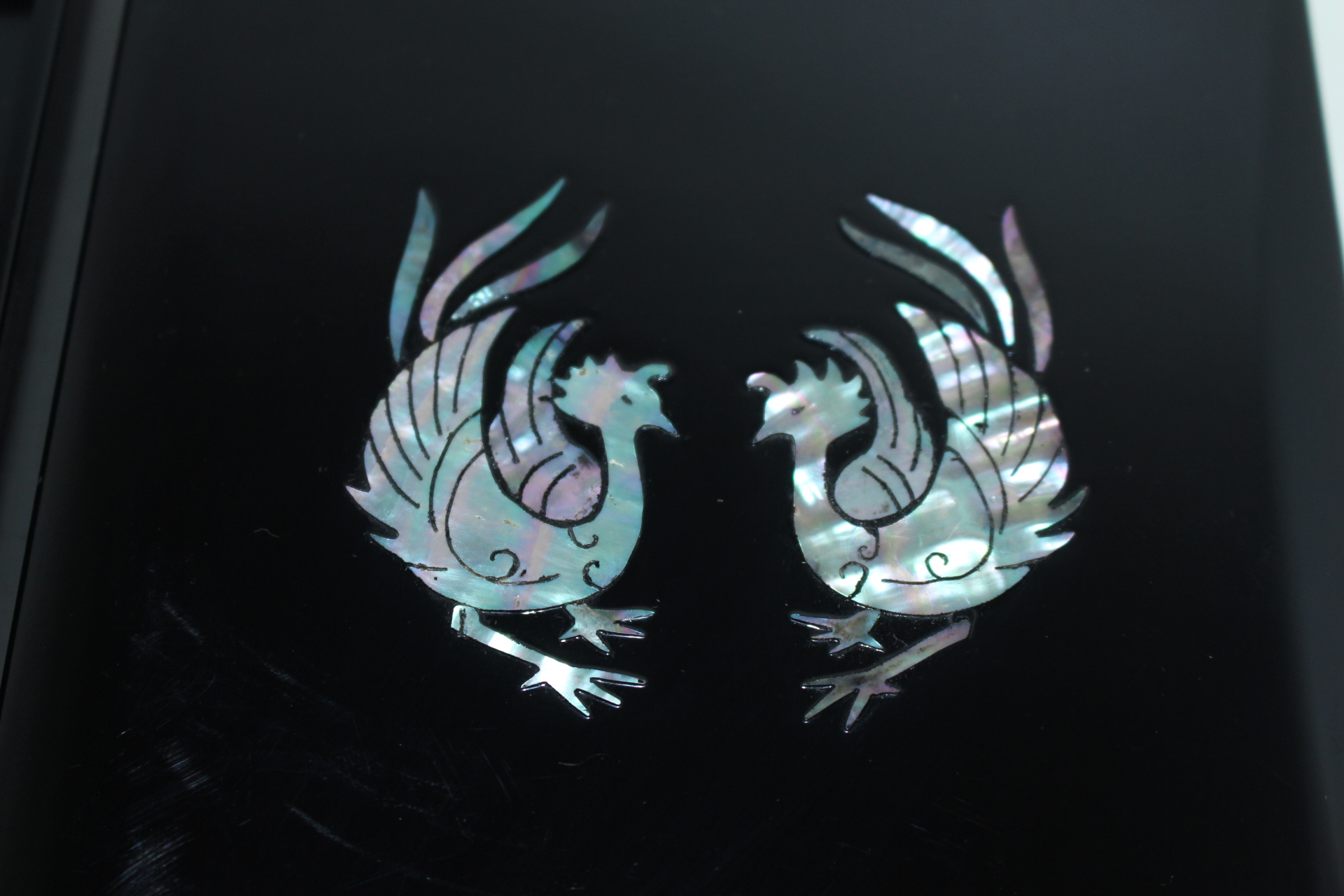 나무에 옷칠후 봉황이 자개로 장식된 함