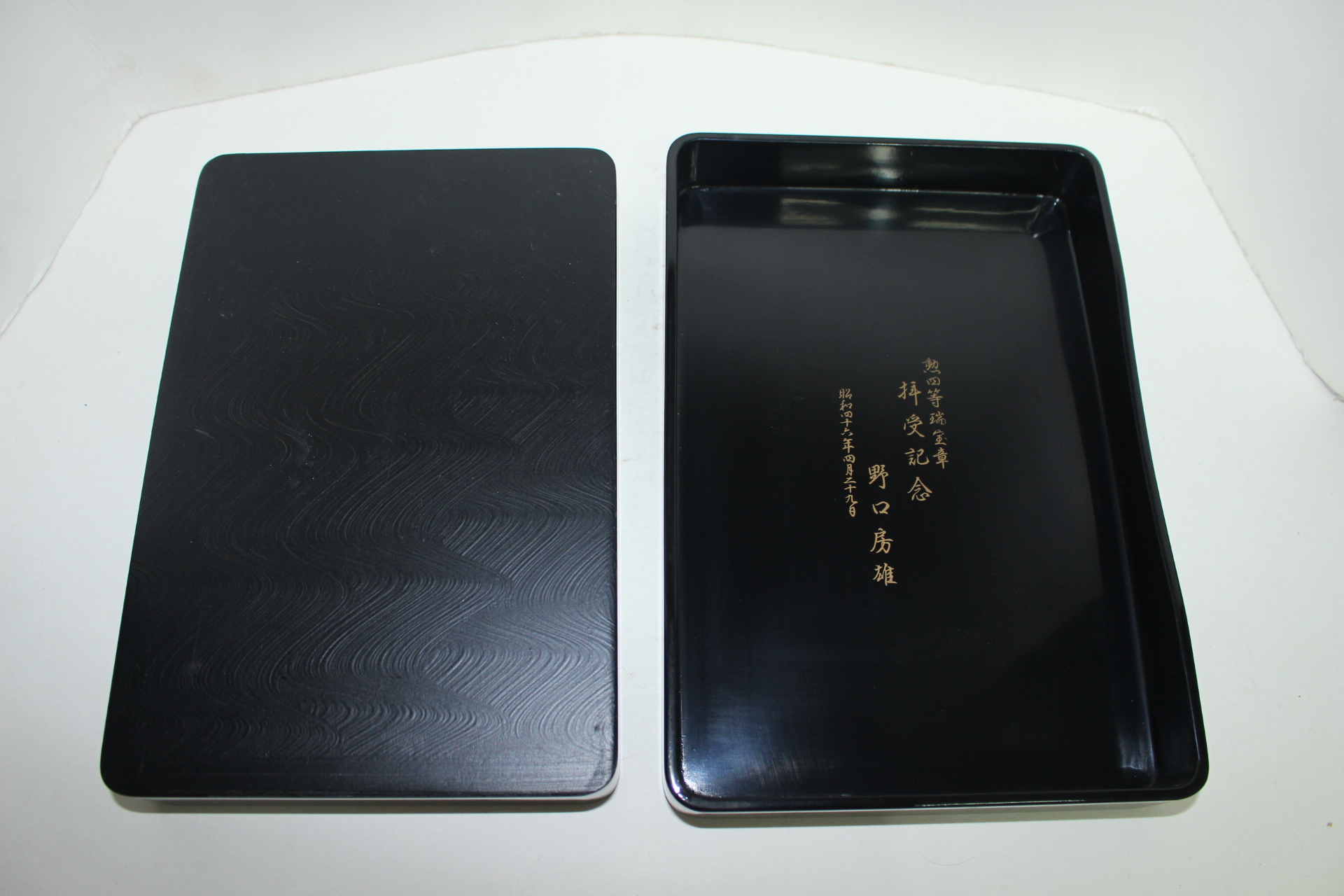 나무에 옷칠후 봉황이 자개로 장식된 함