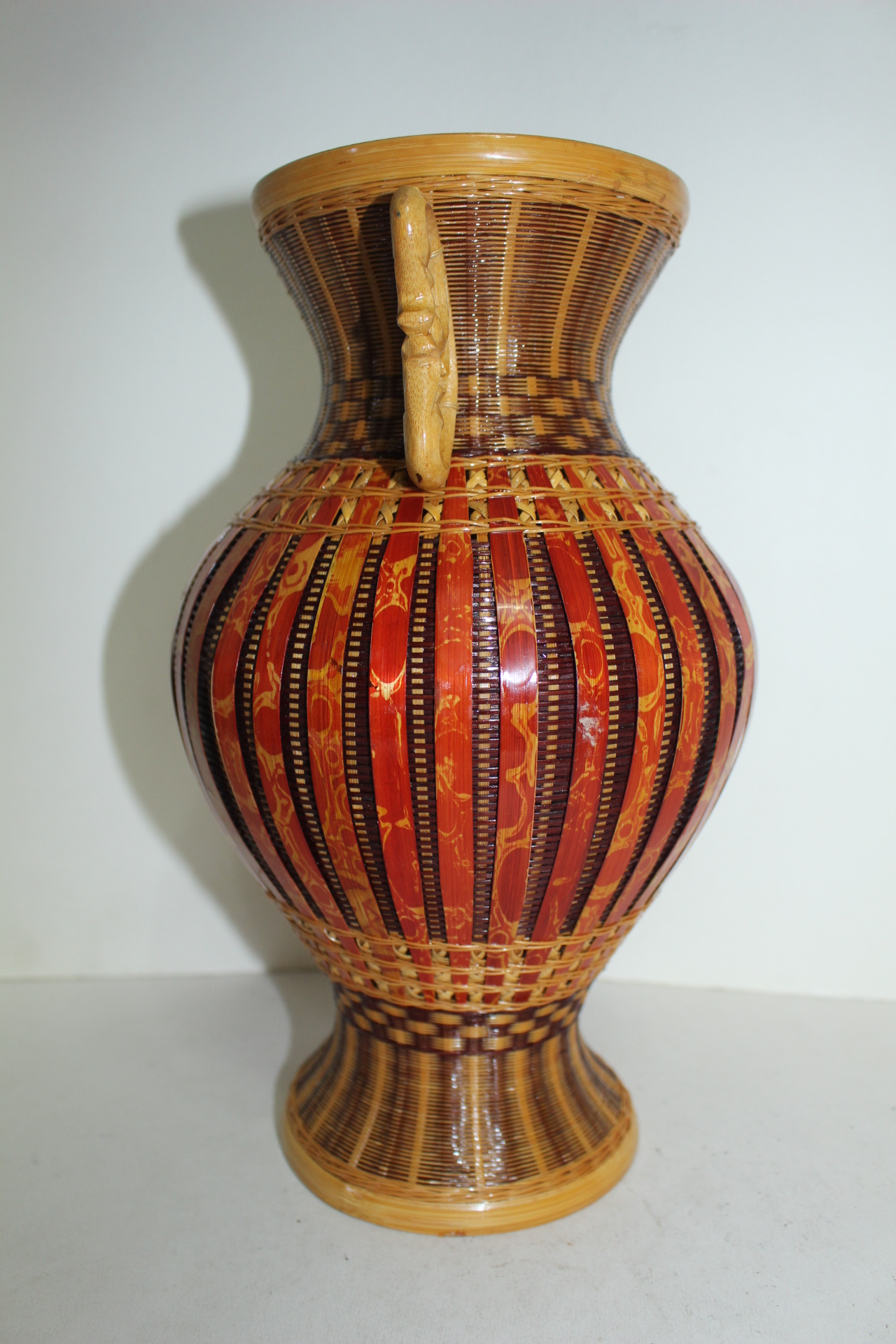 대나무를 정교하게 엮은 이귀화병