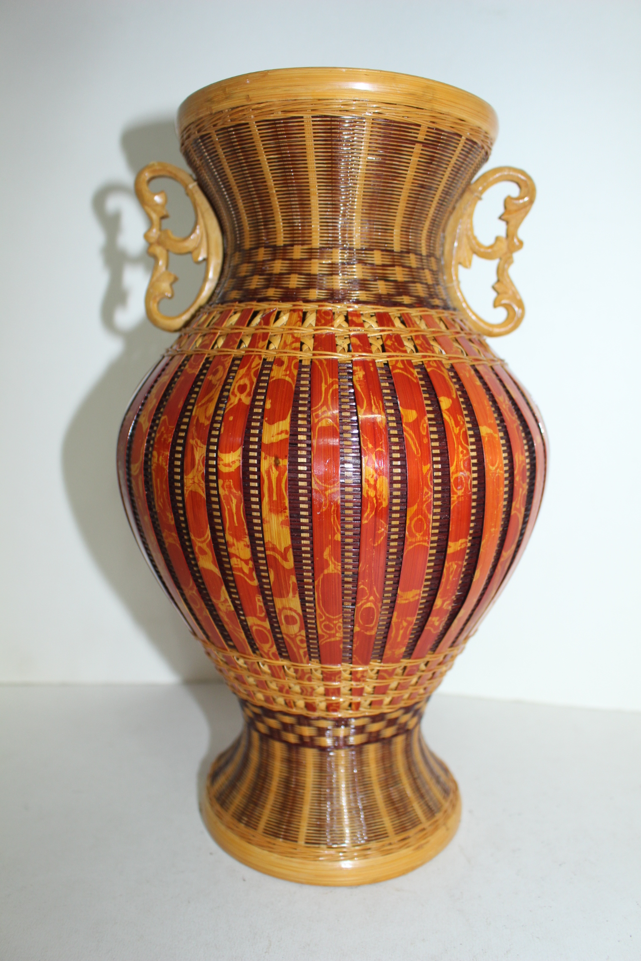 대나무를 정교하게 엮은 이귀화병