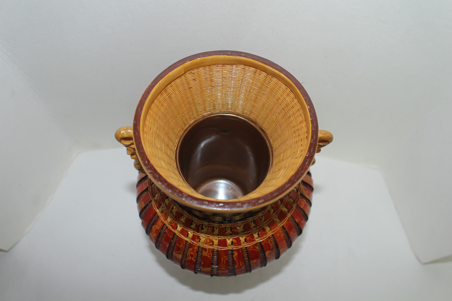 대나무를 정교하게 엮은 이귀화병