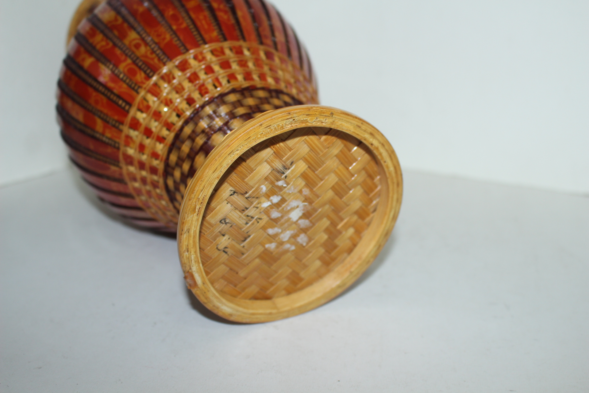 대나무를 정교하게 엮은 이귀화병