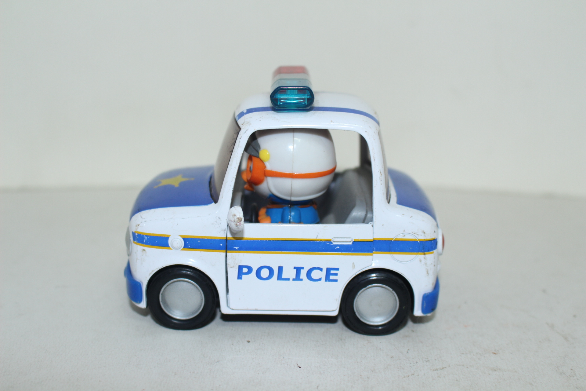 양철로된 뽀로로 폴리스 자동차