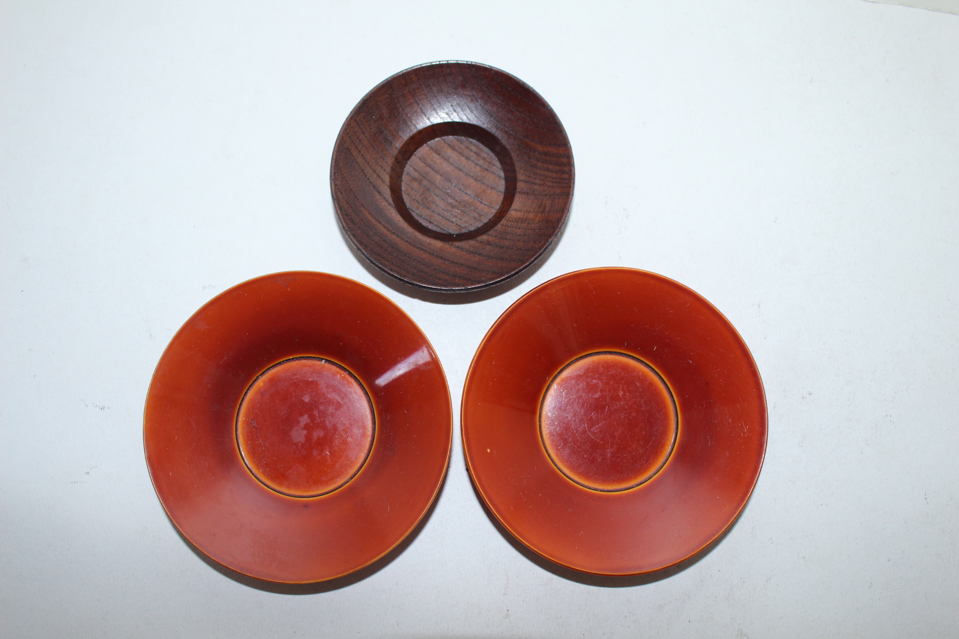 나무를 얇고 정교하게 조각한 차탁 3점