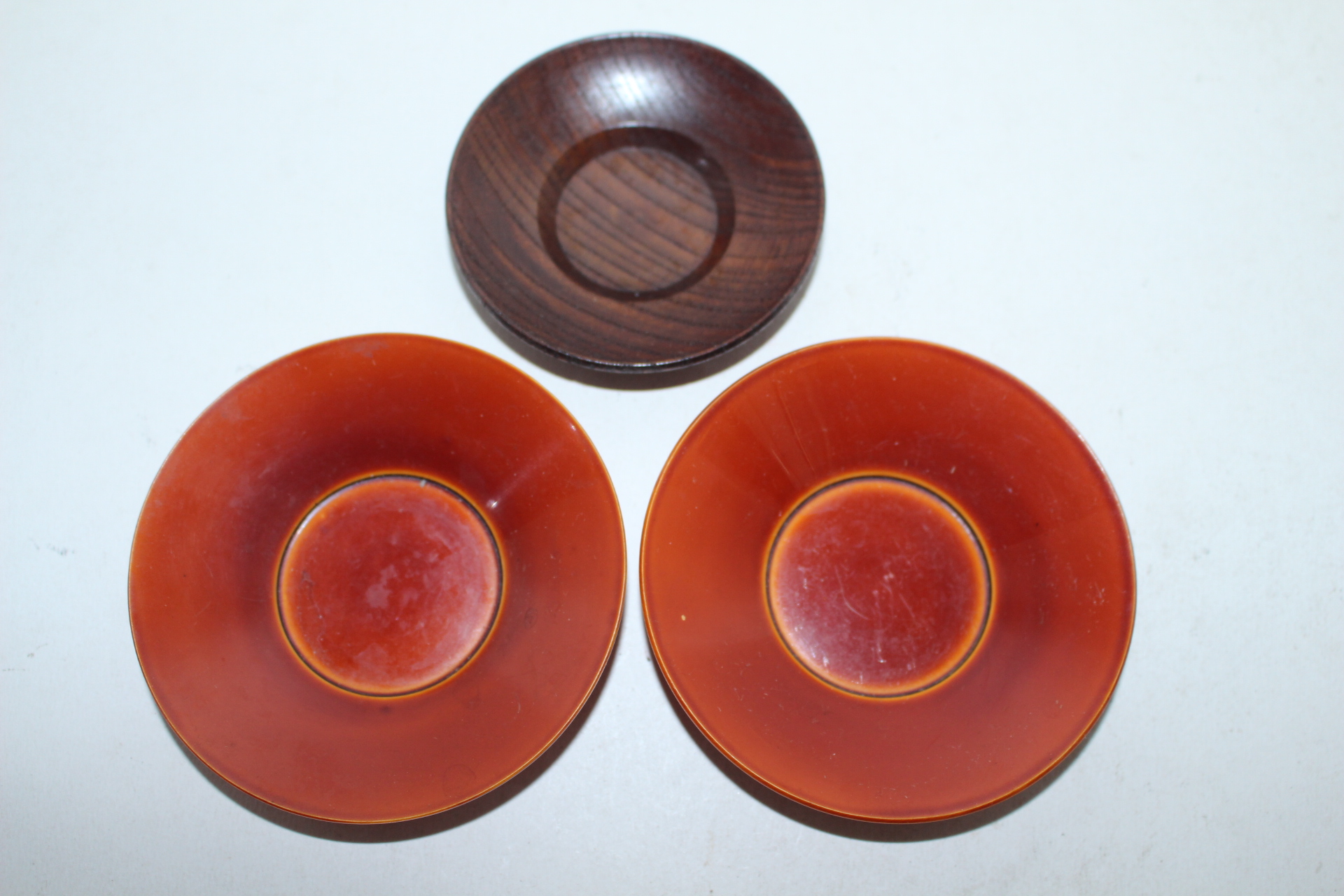 나무를 얇고 정교하게 조각한 차탁 3점