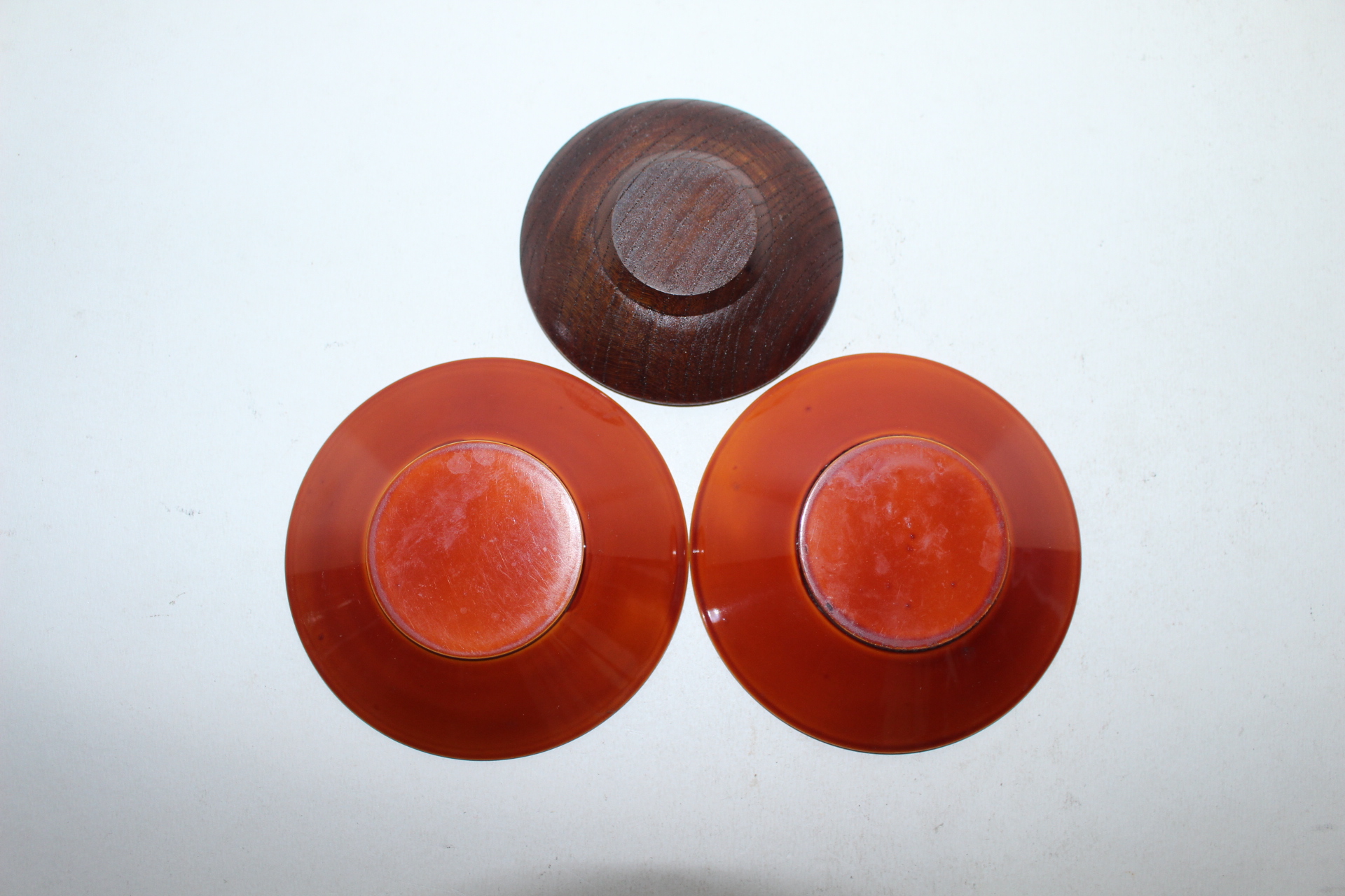 나무를 얇고 정교하게 조각한 차탁 3점