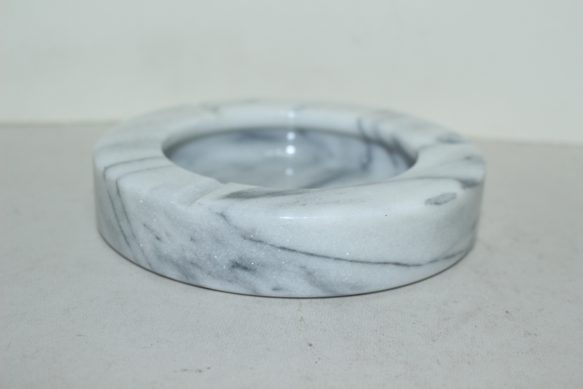 문양이 좋은 백대리석으로된 재털이