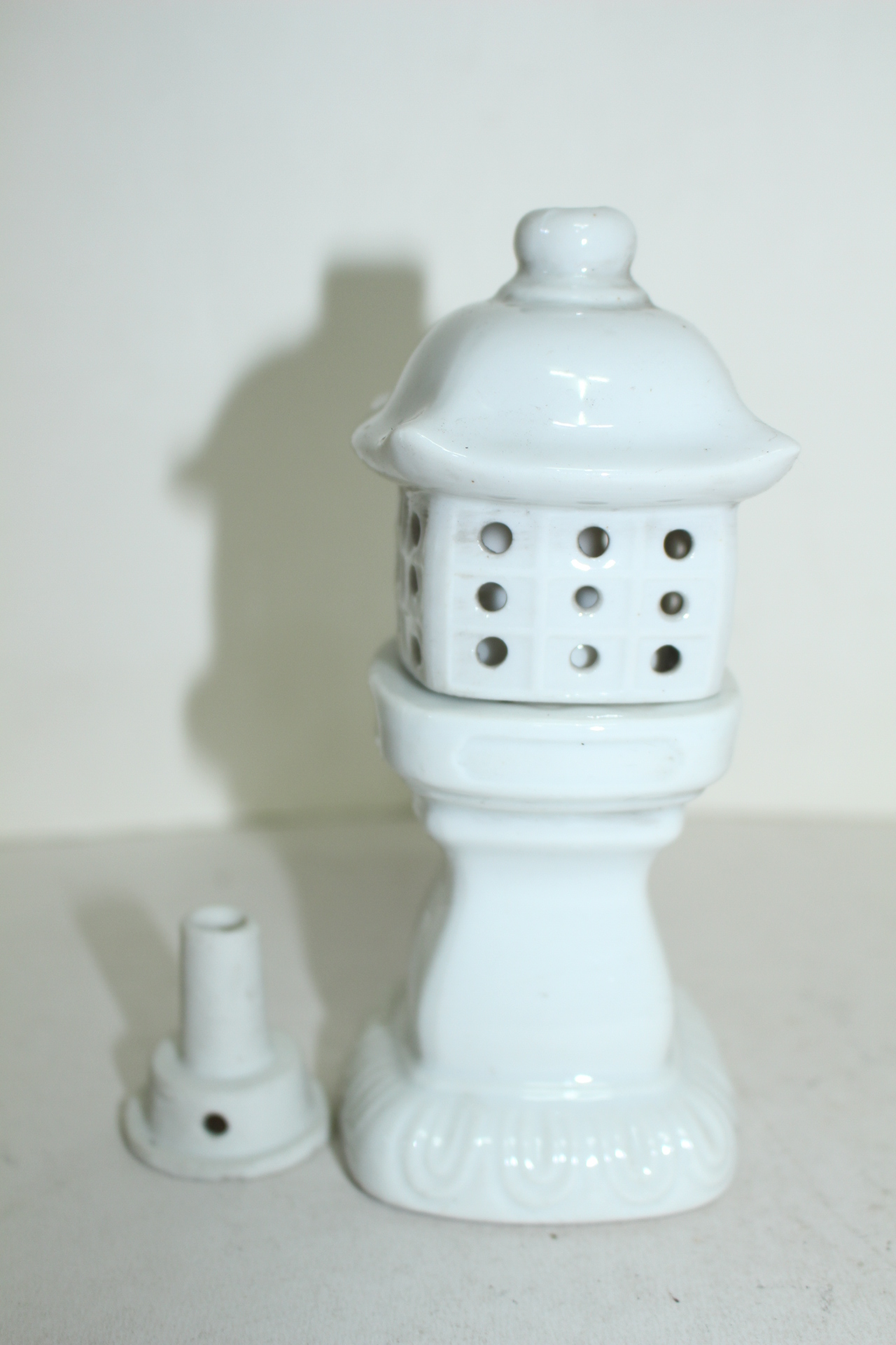 외사기연대의 백자 탑모양 등잔