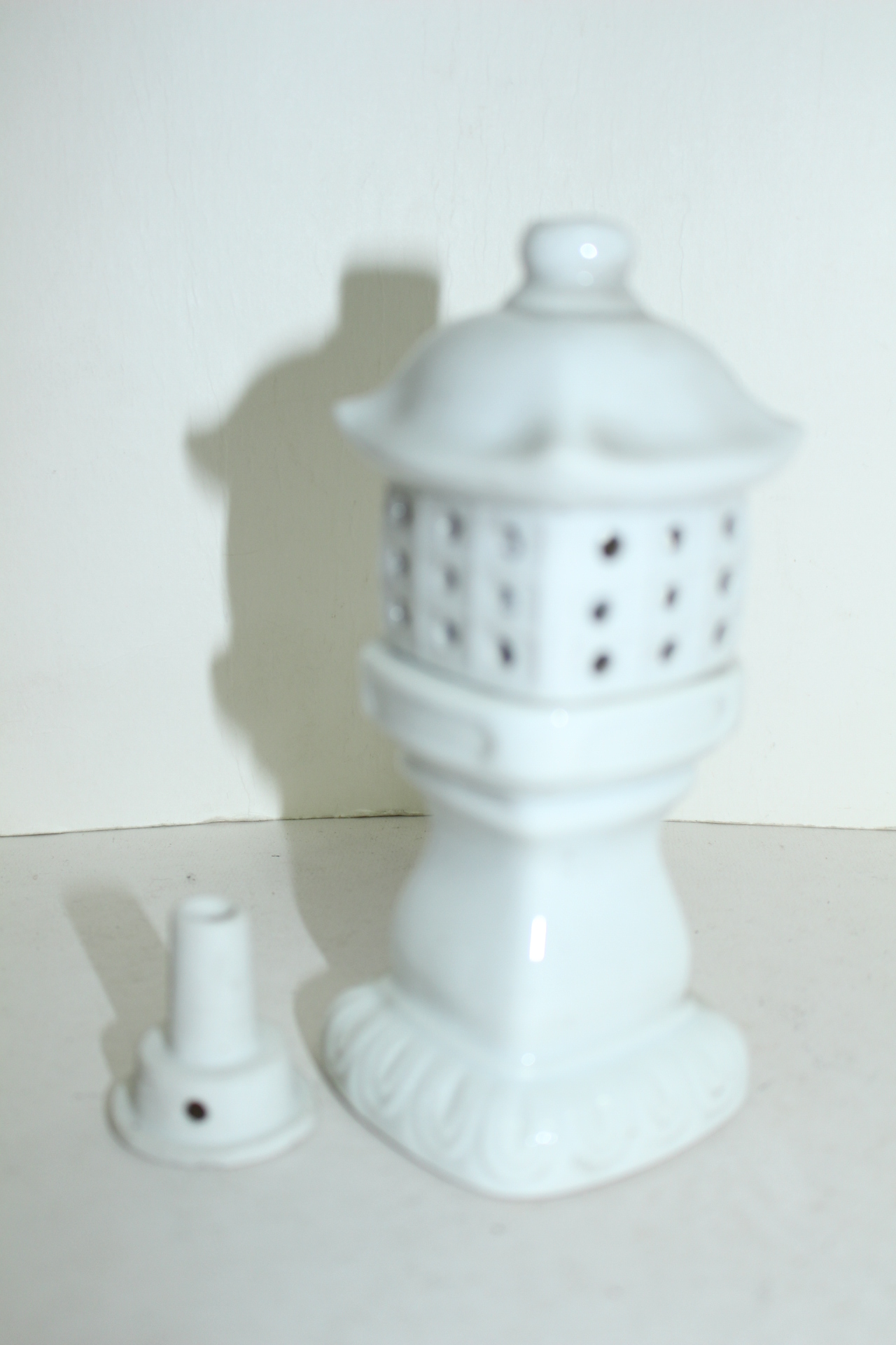 외사기연대의 백자 탑모양 등잔