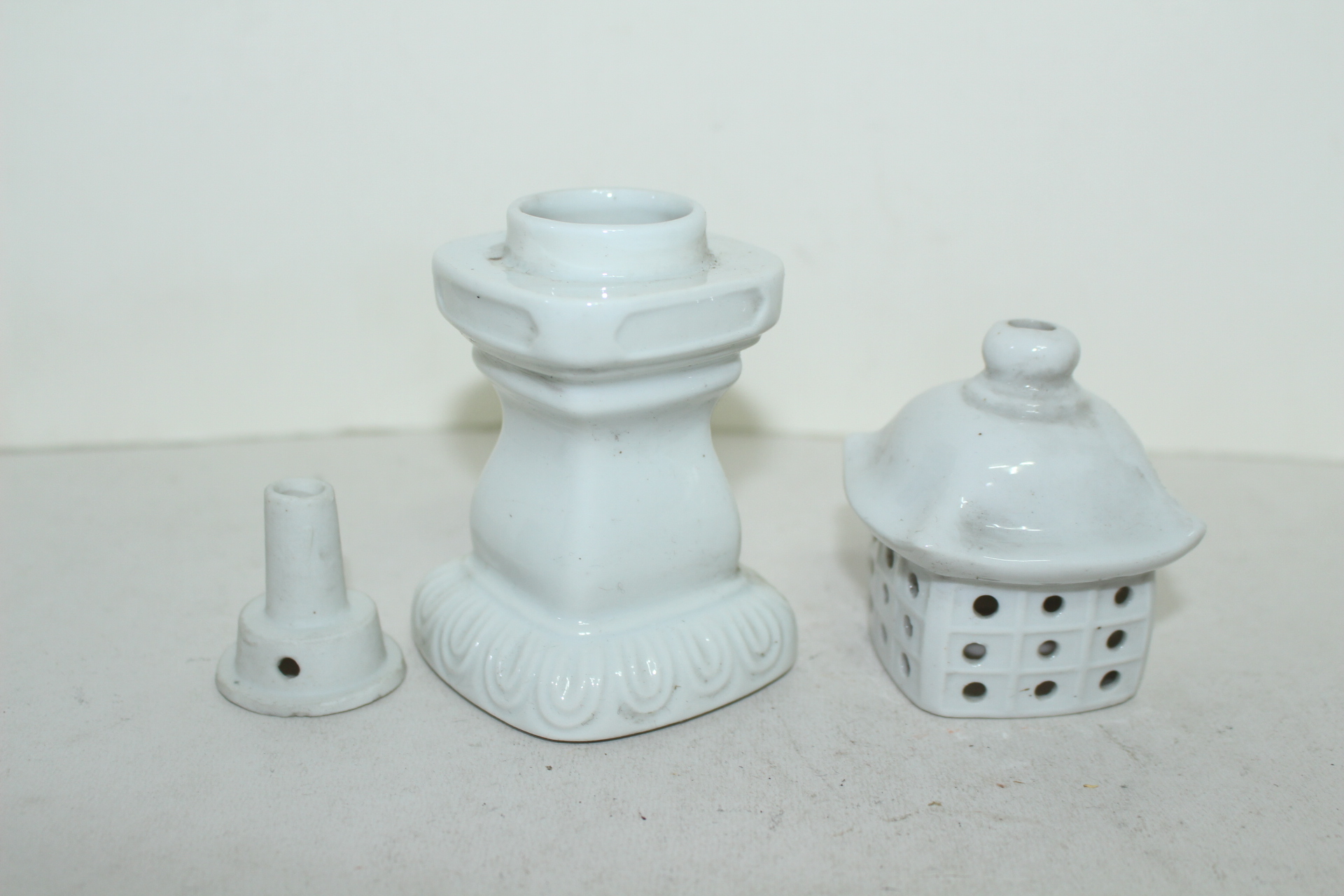 외사기연대의 백자 탑모양 등잔