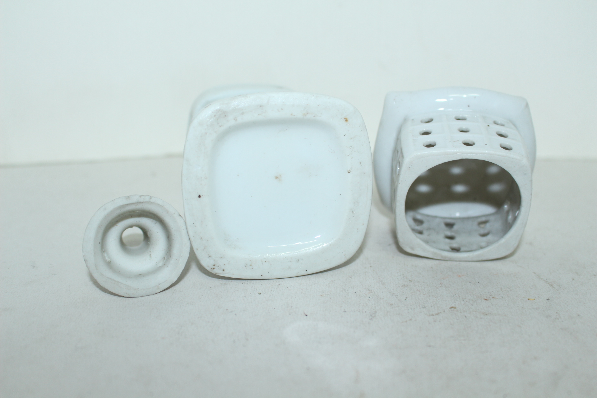 외사기연대의 백자 탑모양 등잔