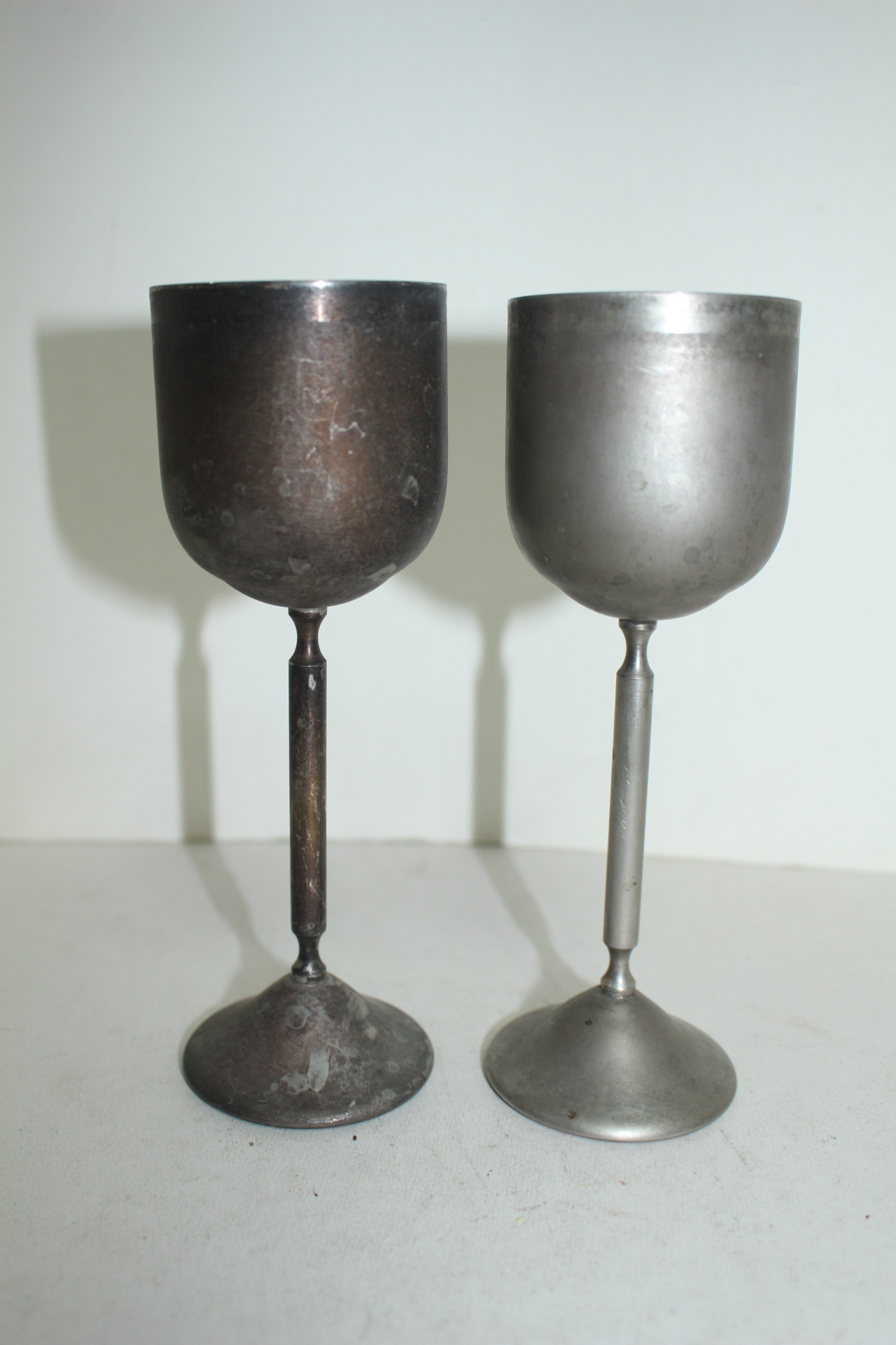 연대가좋은 금속합금재질로된 잔 2점