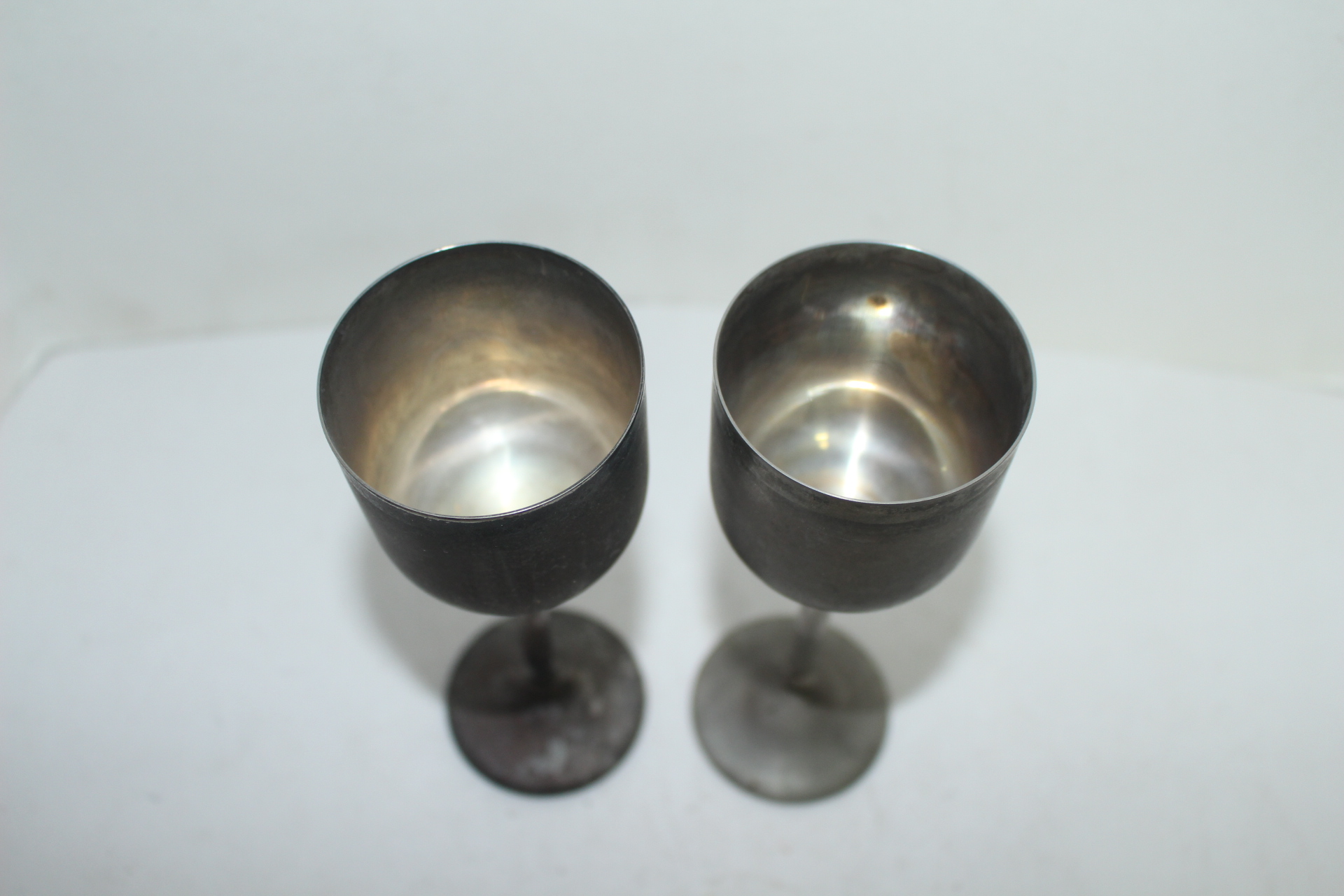 연대가좋은 금속합금재질로된 잔 2점
