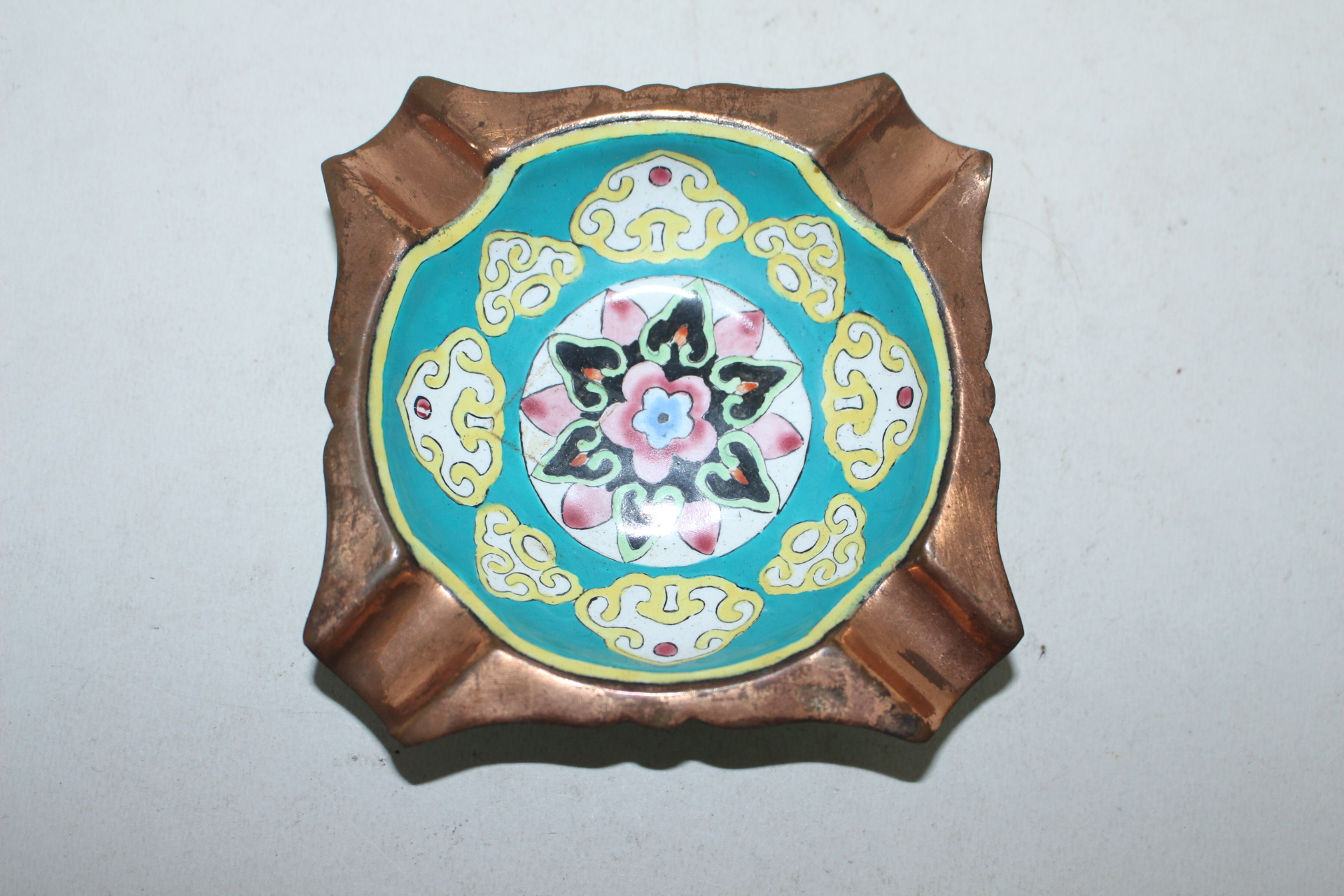 묵직한 동에 칠보화문된 재털이