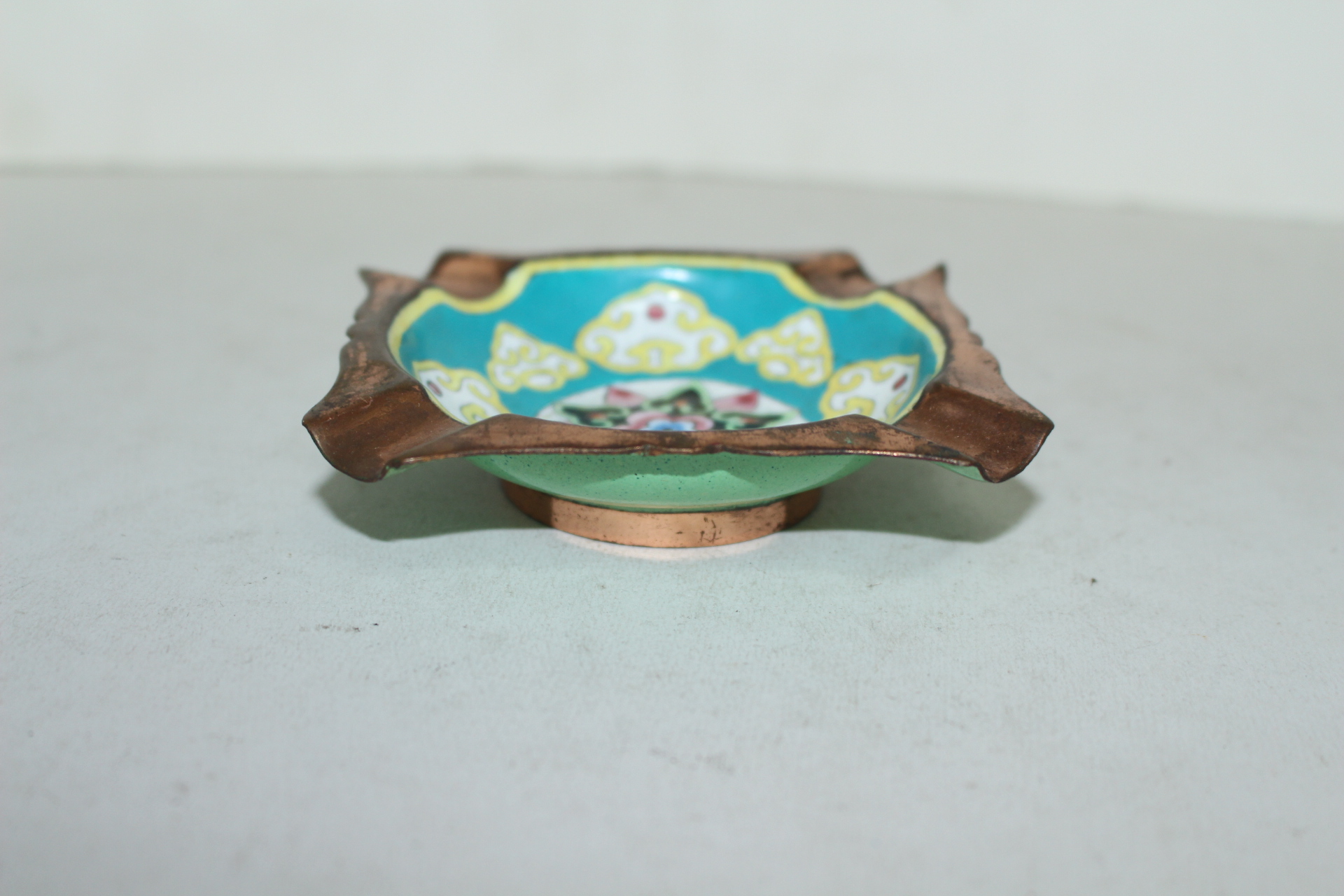 묵직한 동에 칠보화문된 재털이