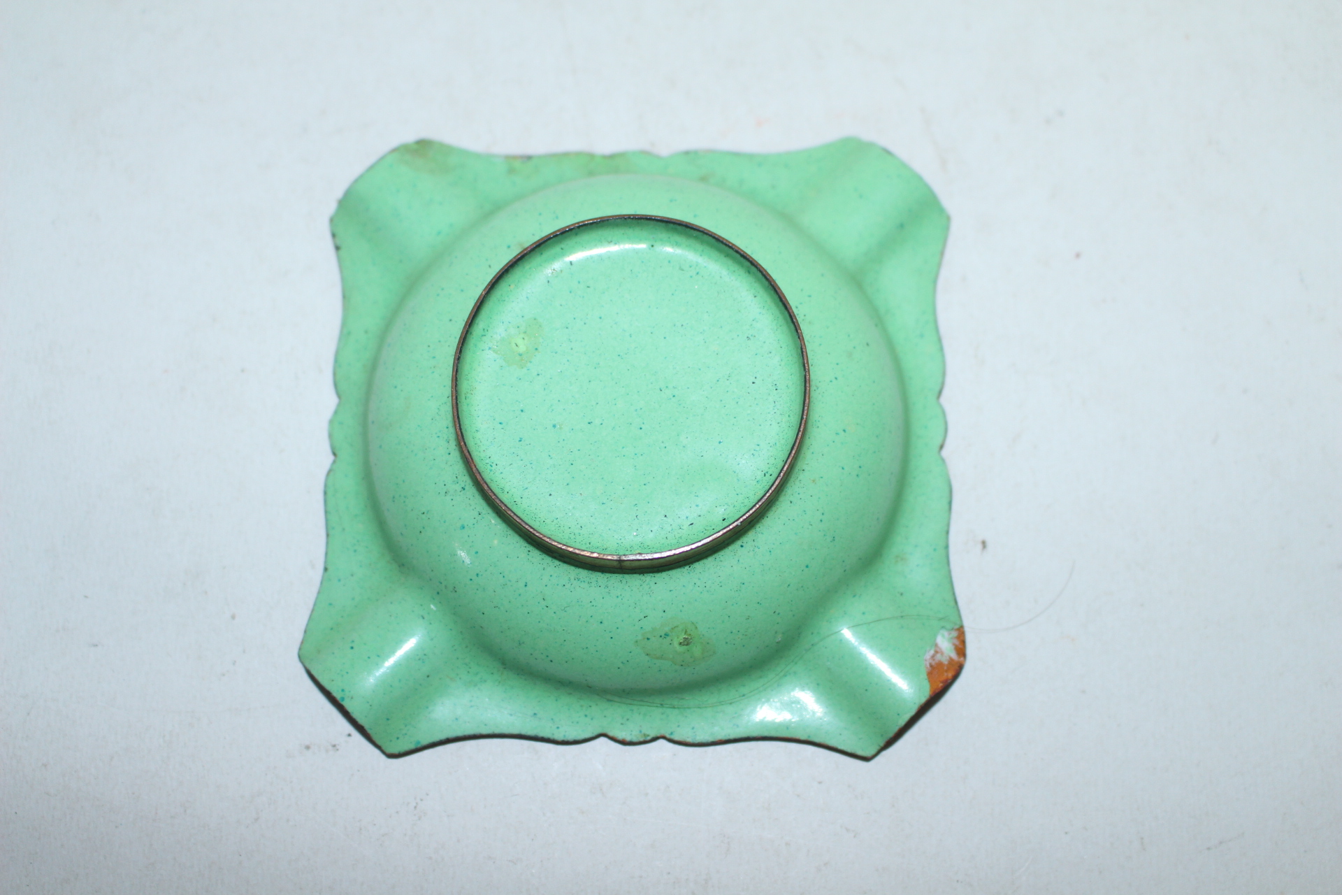 묵직한 동에 칠보화문된 재털이