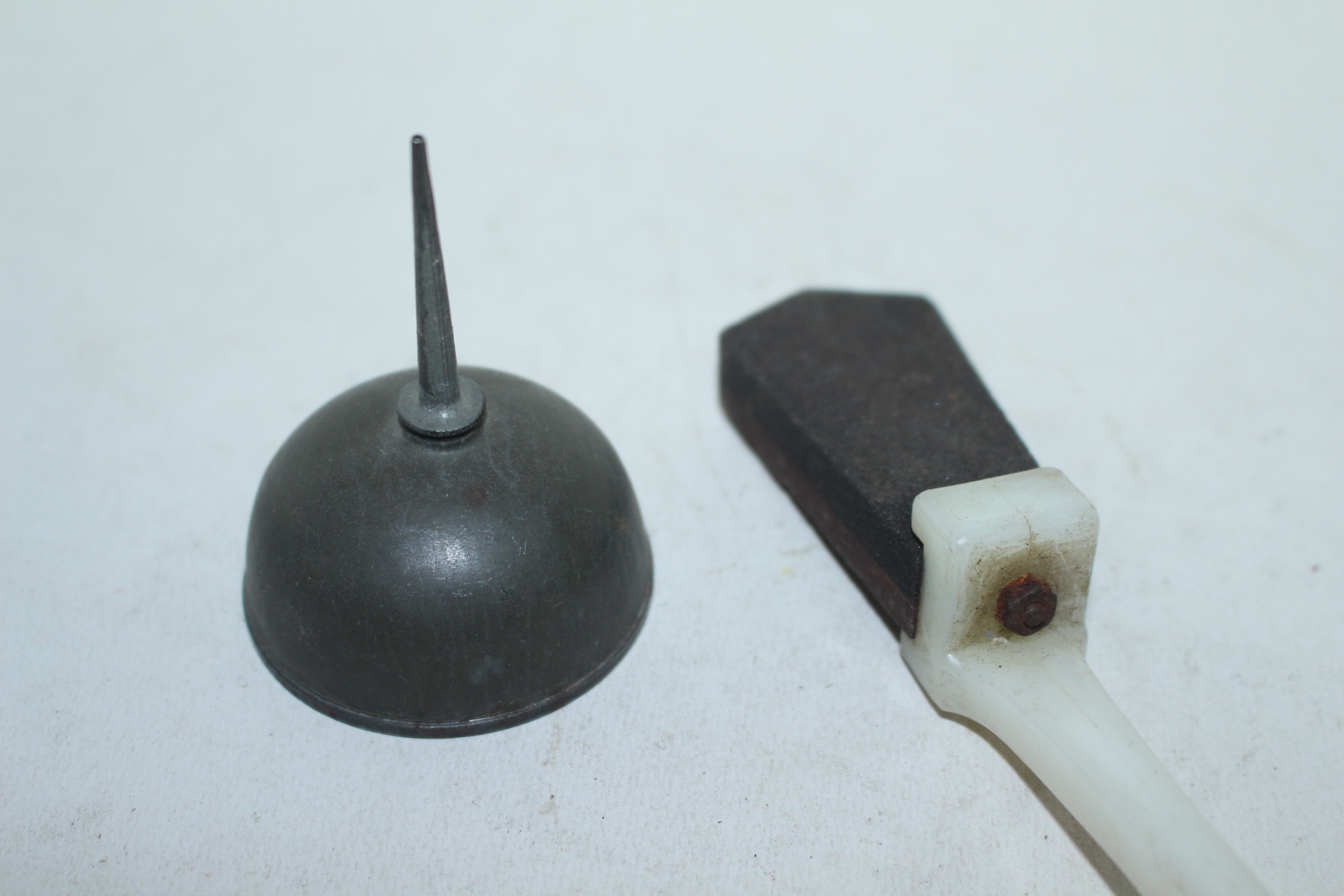 근대사 기름통과 숫돌