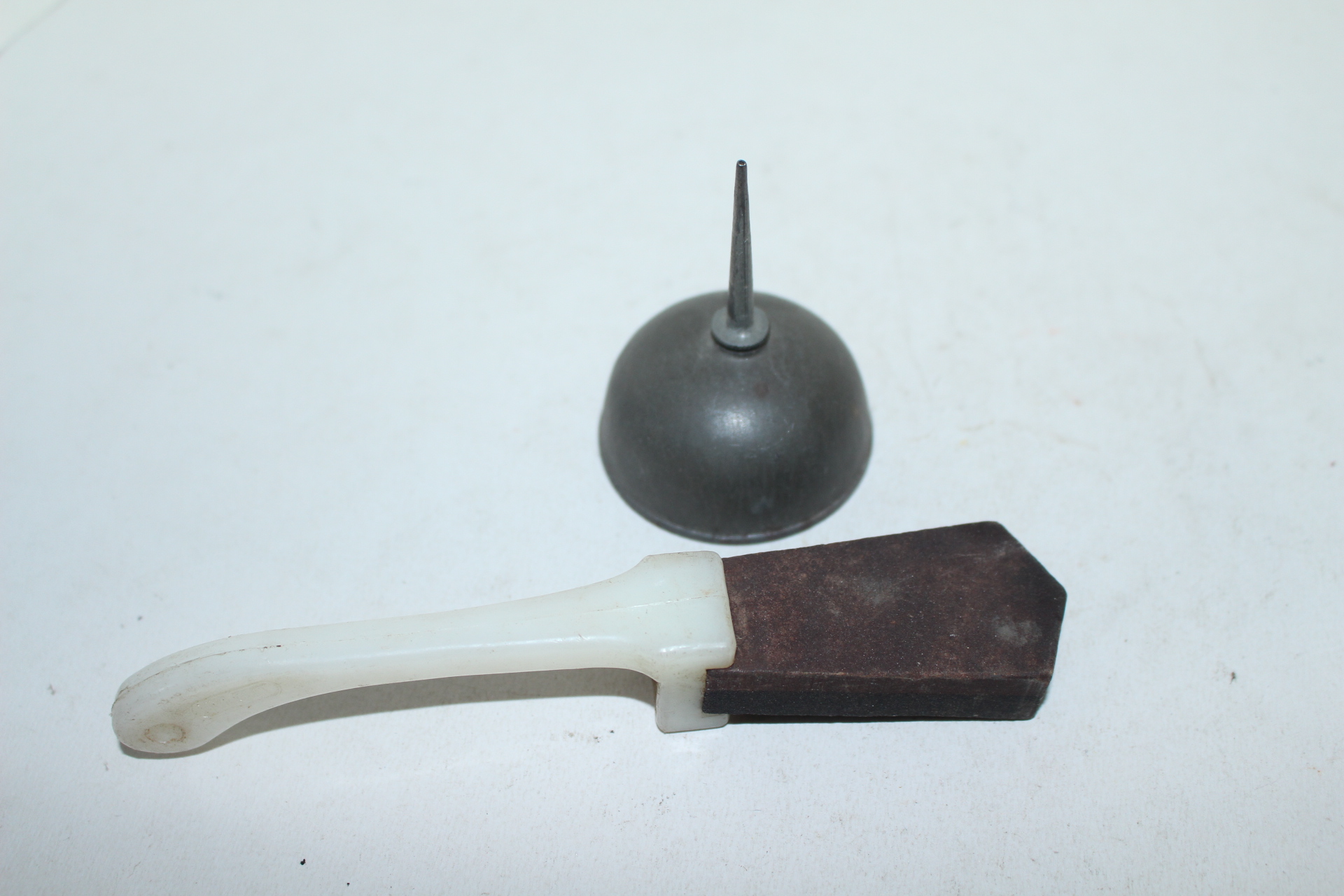 근대사 기름통과 숫돌