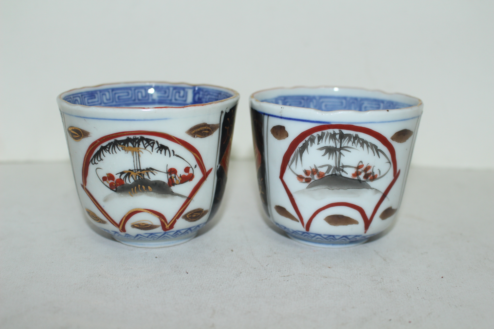 연대가좋은 진사백자금채화문 화형잔 2점