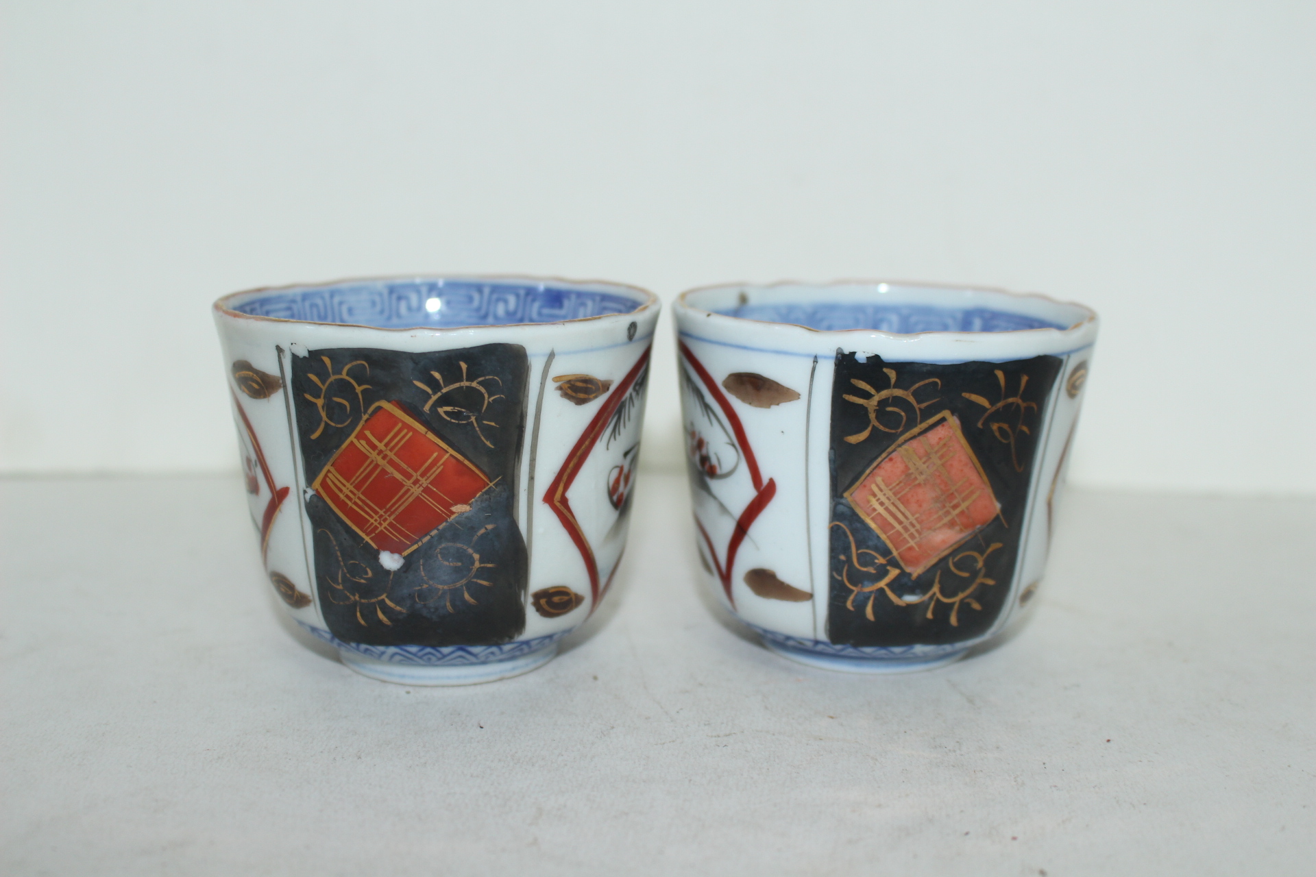 연대가좋은 진사백자금채화문 화형잔 2점