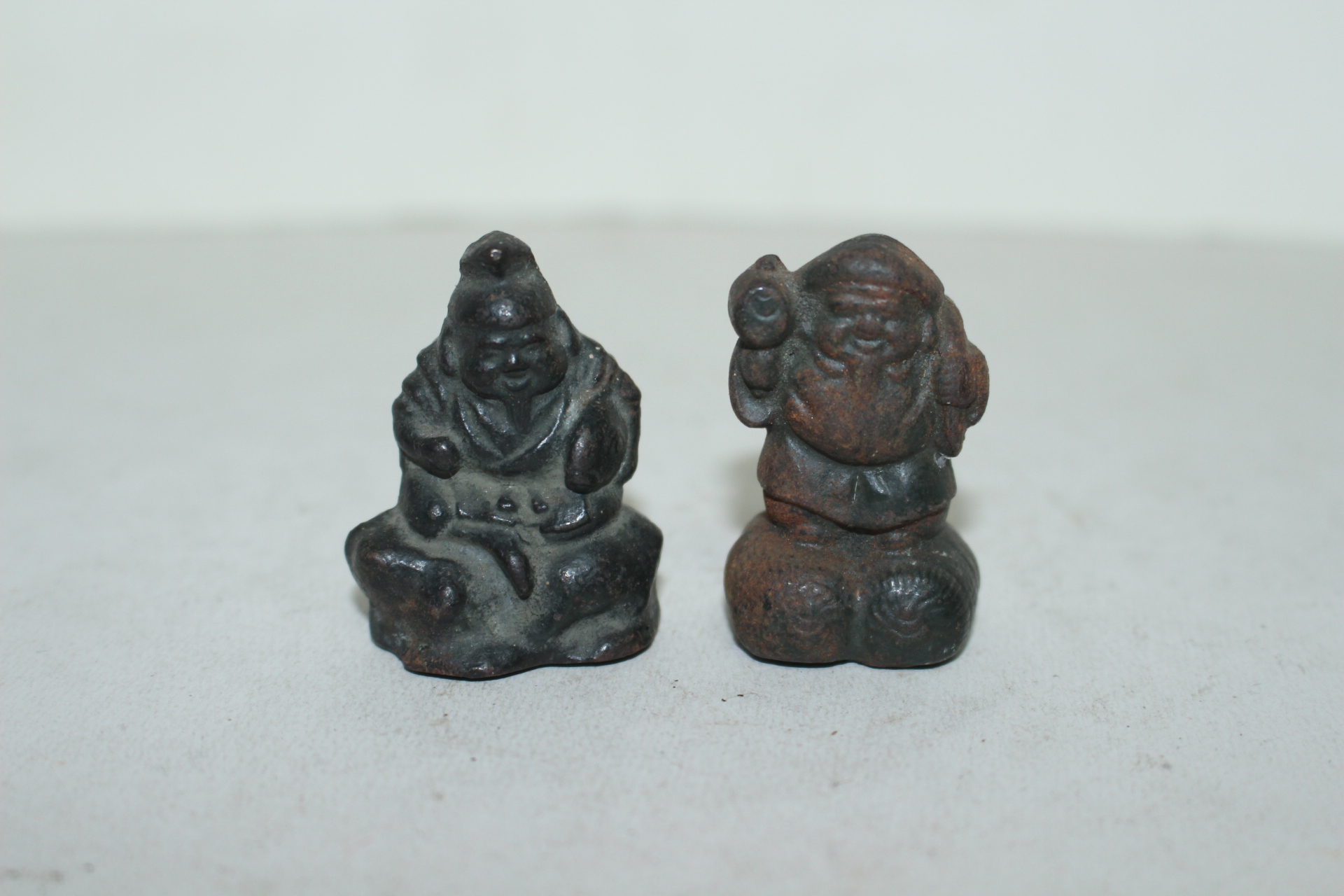 연대가좋은 묵직한 무쇠로된 호신복신 조각상 2점