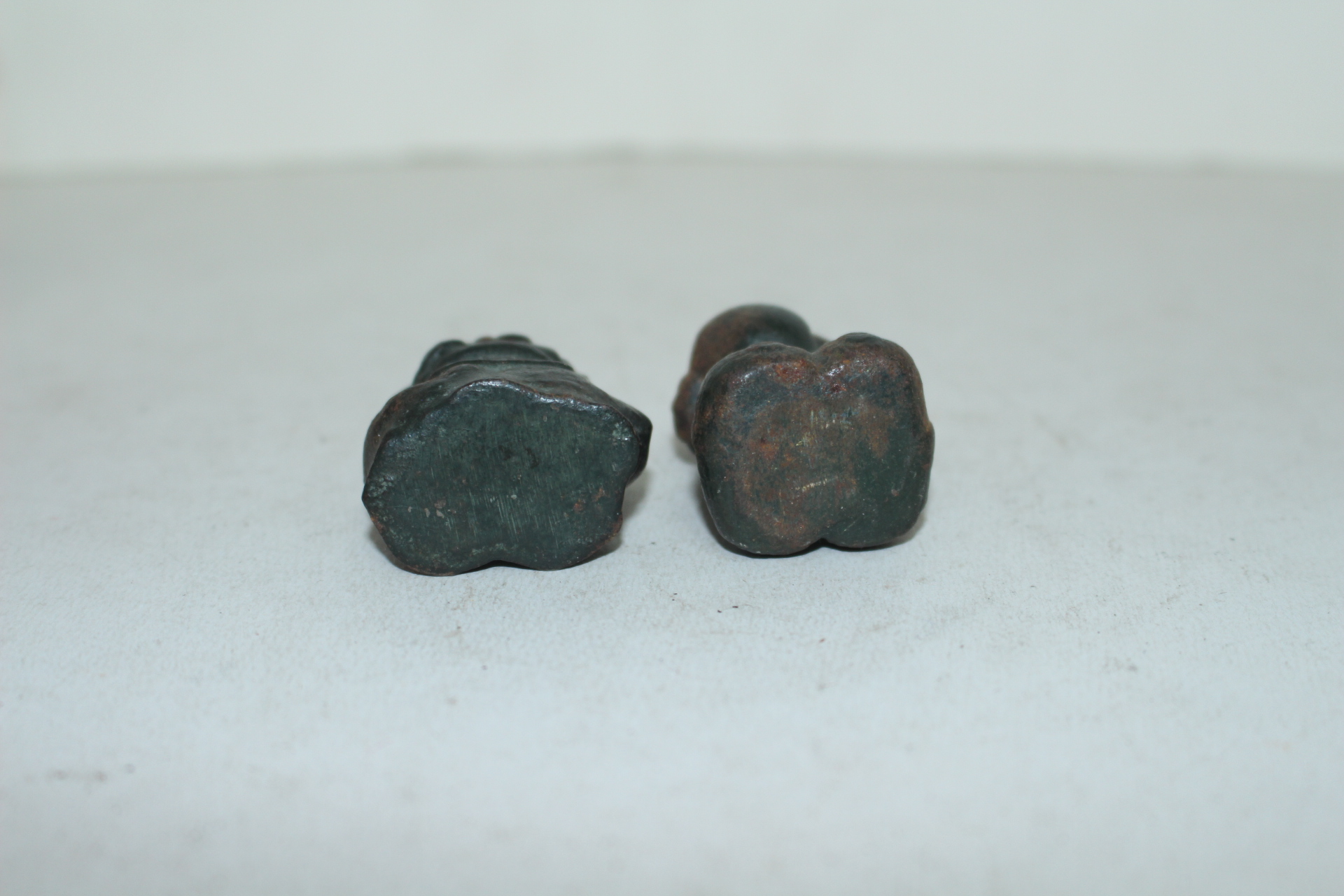 연대가좋은 묵직한 무쇠로된 호신복신 조각상 2점