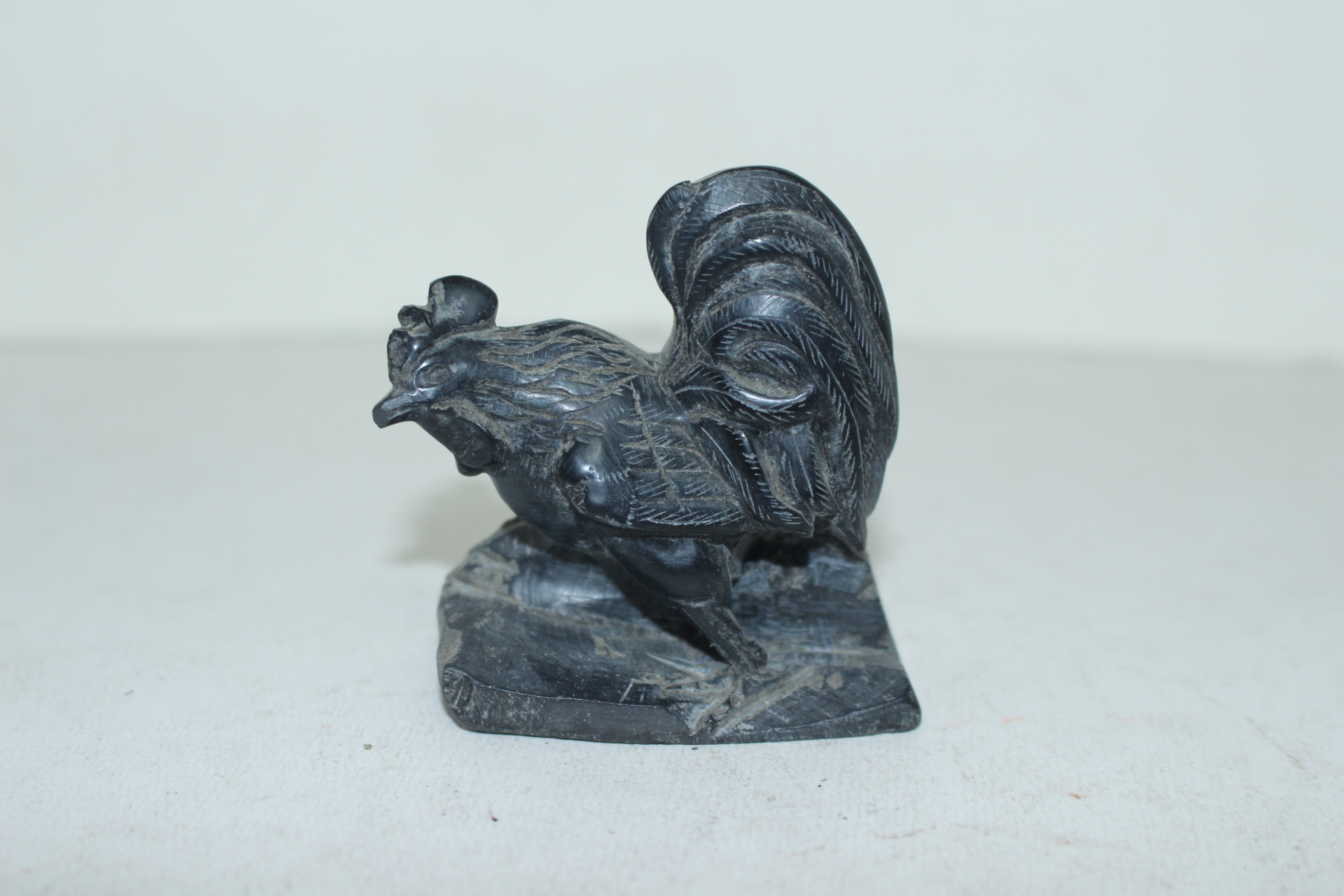 검은돌 오석을 조각한 닭 조각상