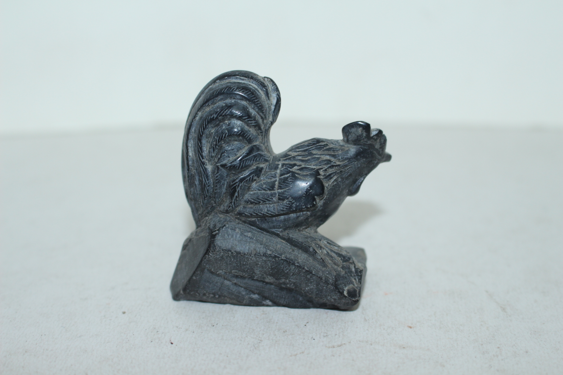 검은돌 오석을 조각한 닭 조각상