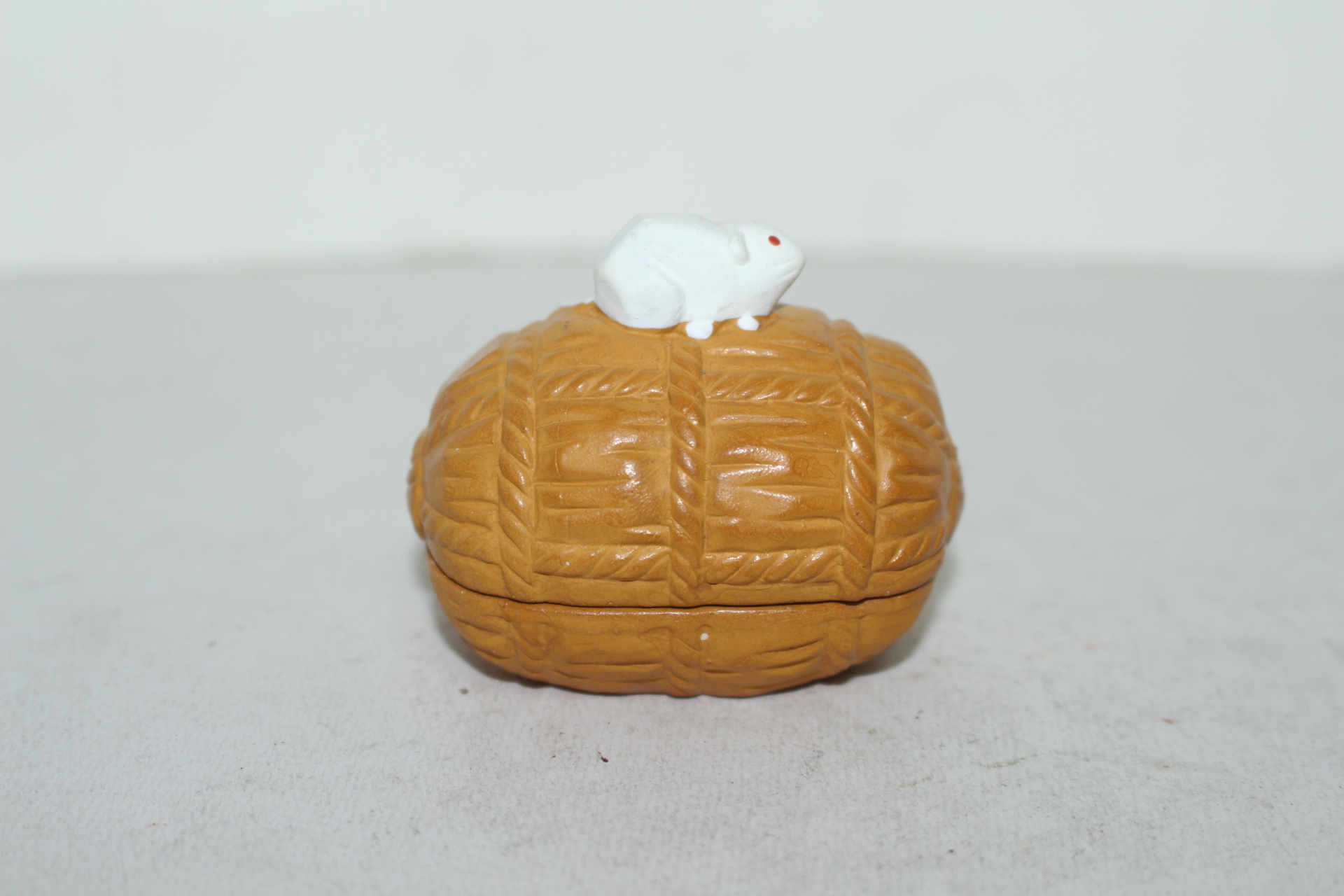 청자 쥐가 조각된 향합