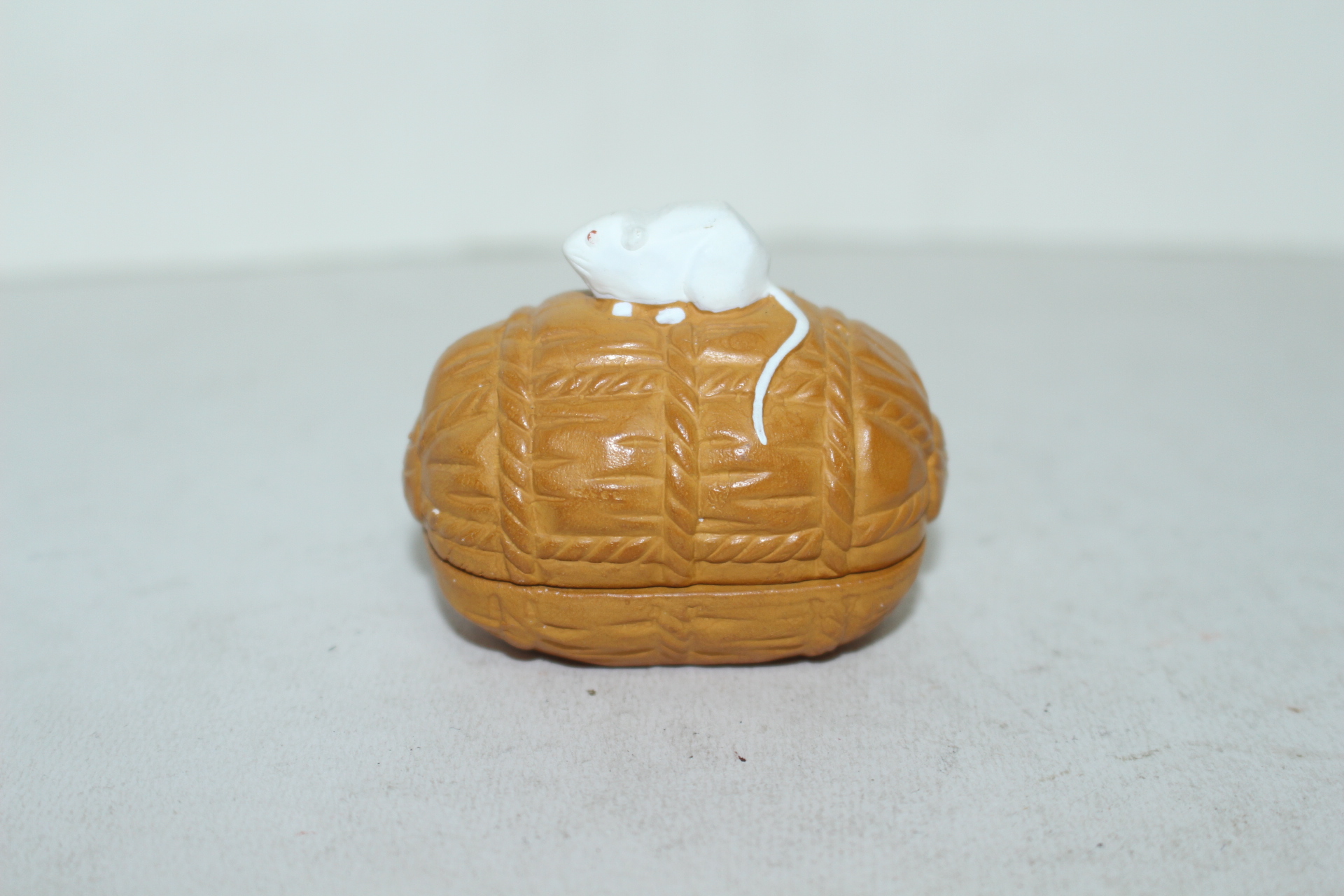 청자 쥐가 조각된 향합