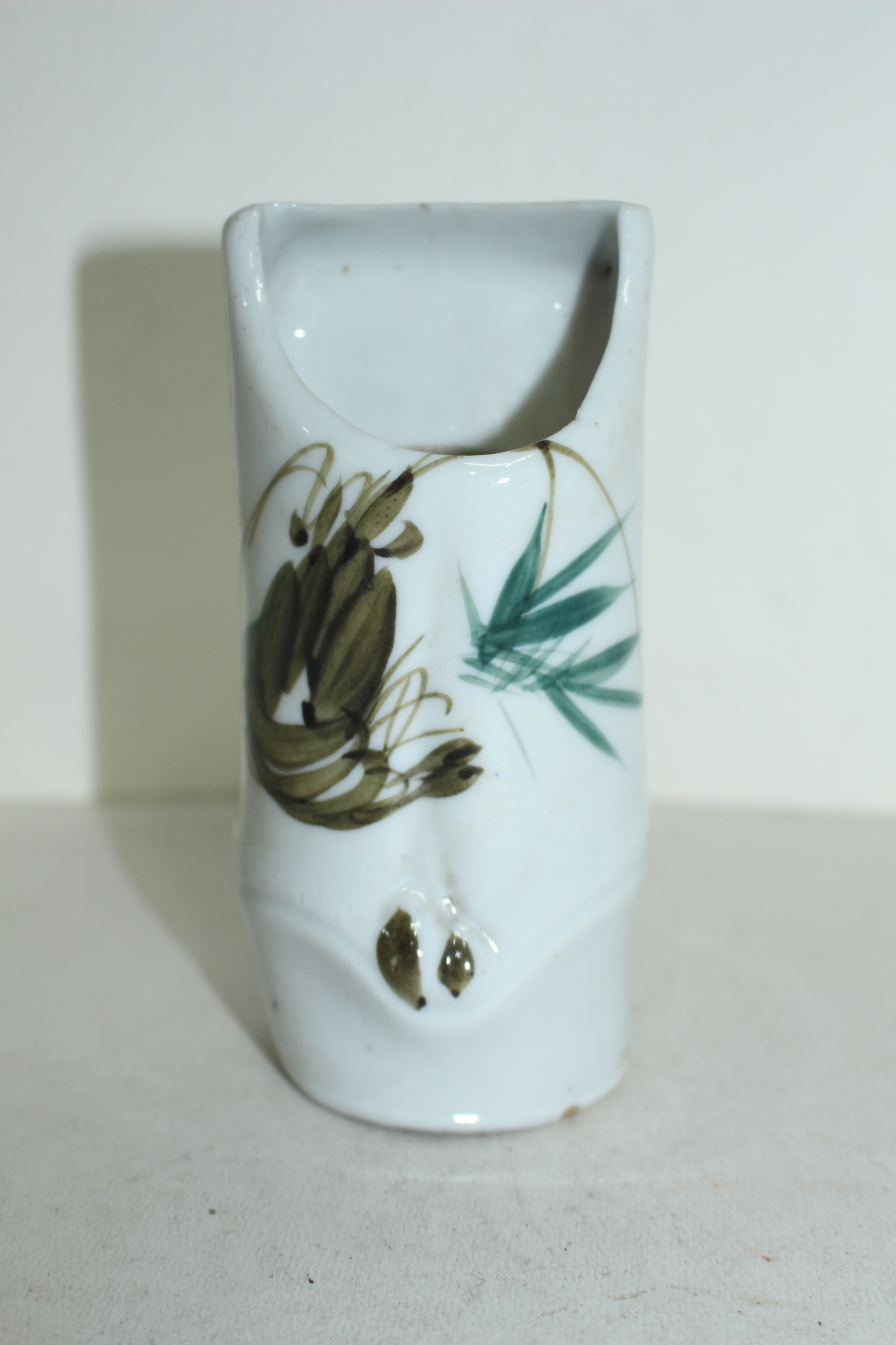 외사기 연대의 청화백자철화 새우문 필통