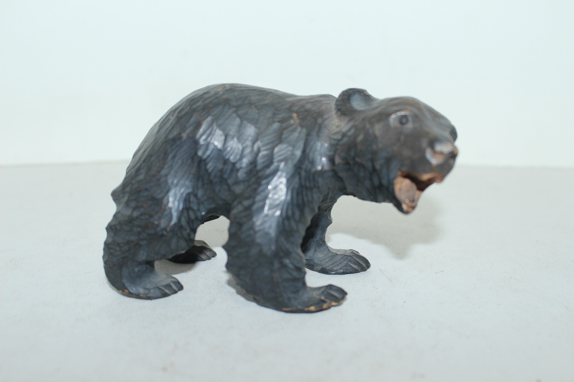 나무를 통으로 조각한 곰 조각상