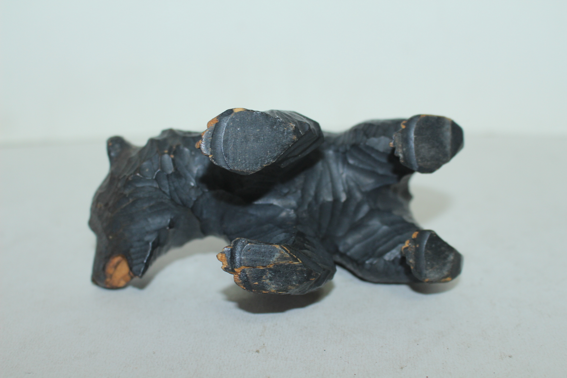 나무를 통으로 조각한 곰 조각상