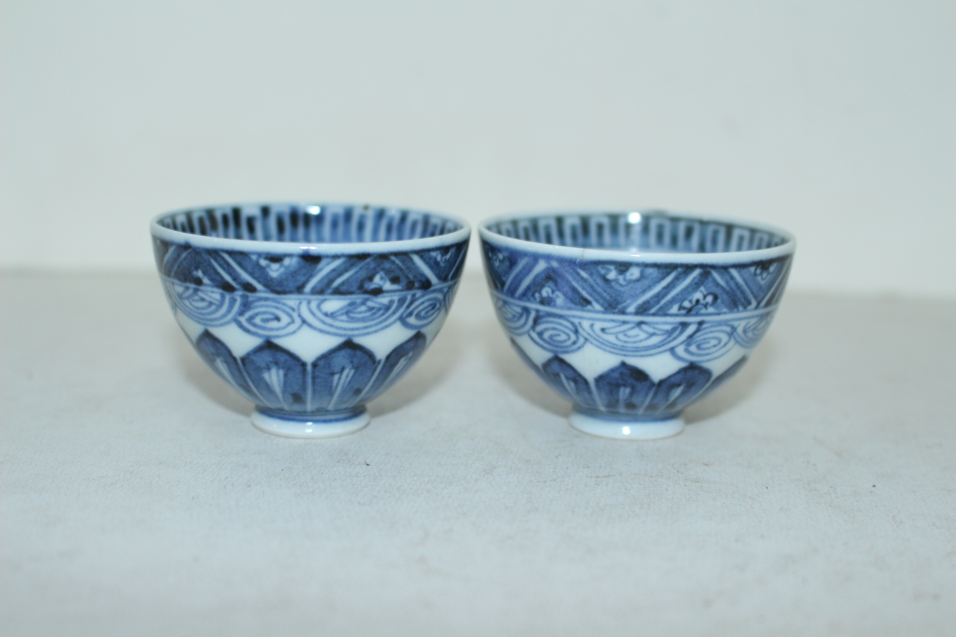 명품-연대가좋은 고이마리 청화백자초화문잔 2점